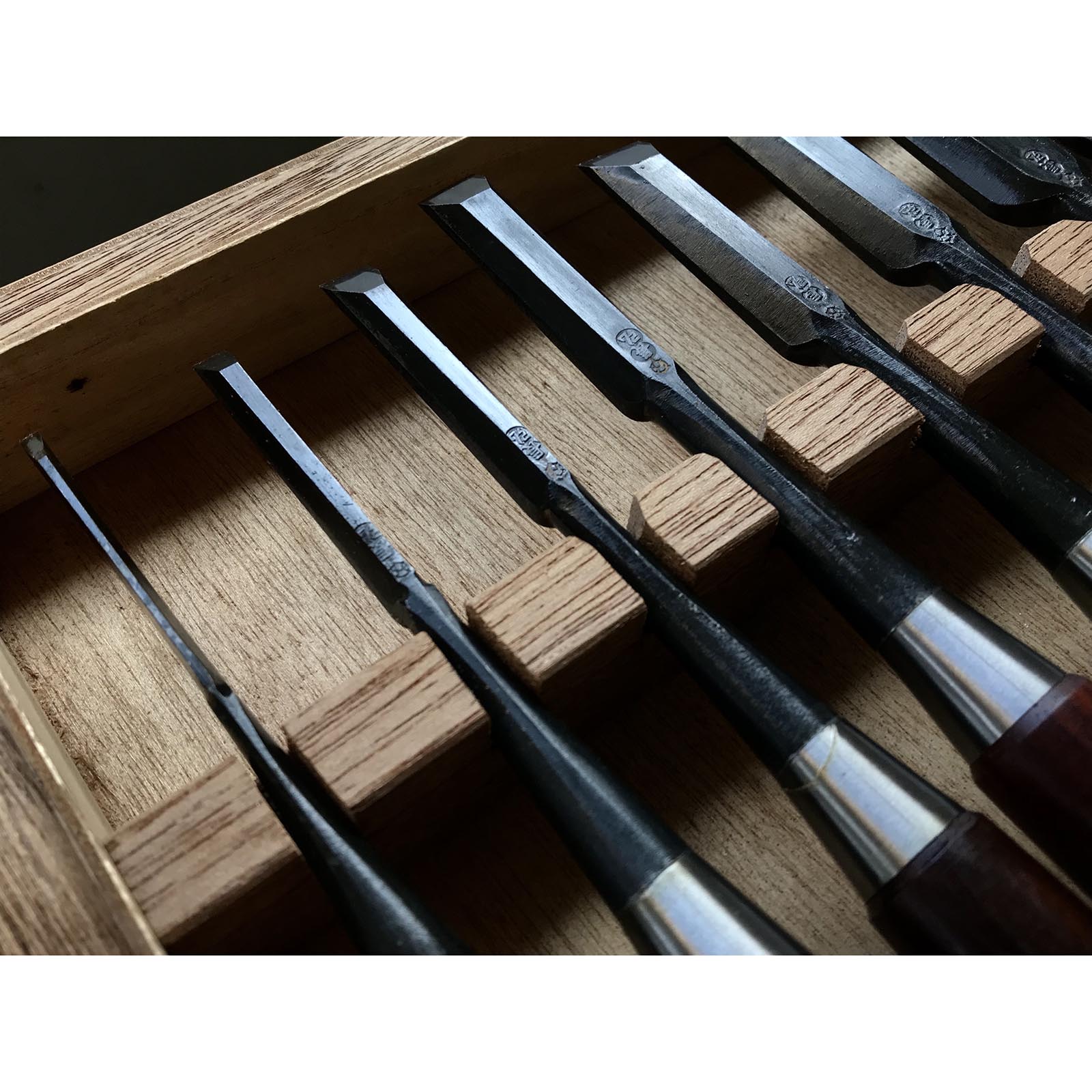 Old stock Osahiro (Nagahiro) Bench chisels set 掘出し物 長弘 追入組鑿 10本組 紫檀柄 Oirenomi