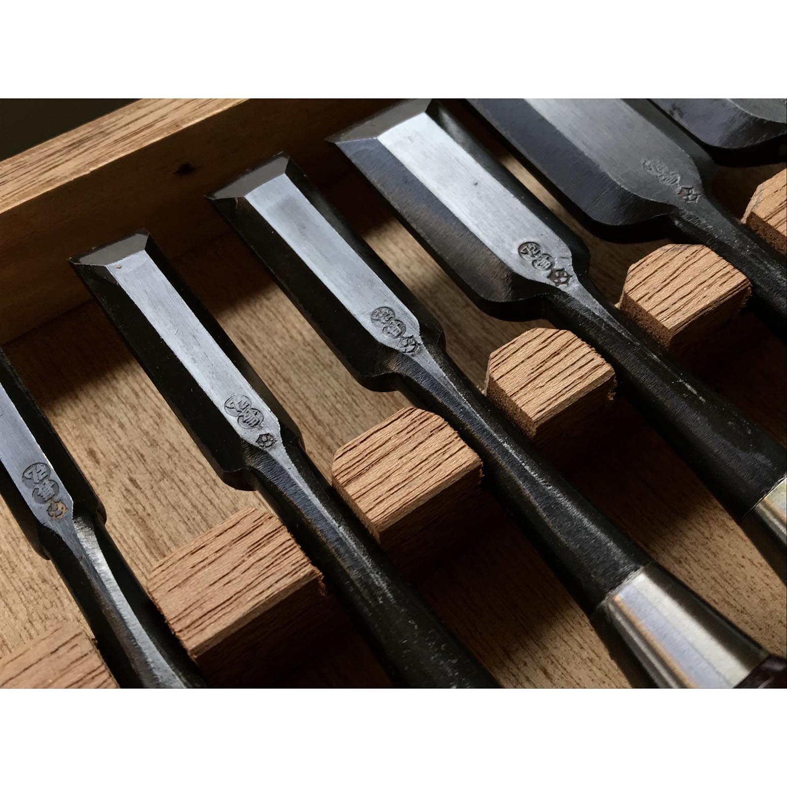 Old stock Osahiro (Nagahiro) Bench chisels set 掘出し物 長弘 追入組鑿 10本組 紫檀柄 Oirenomi
