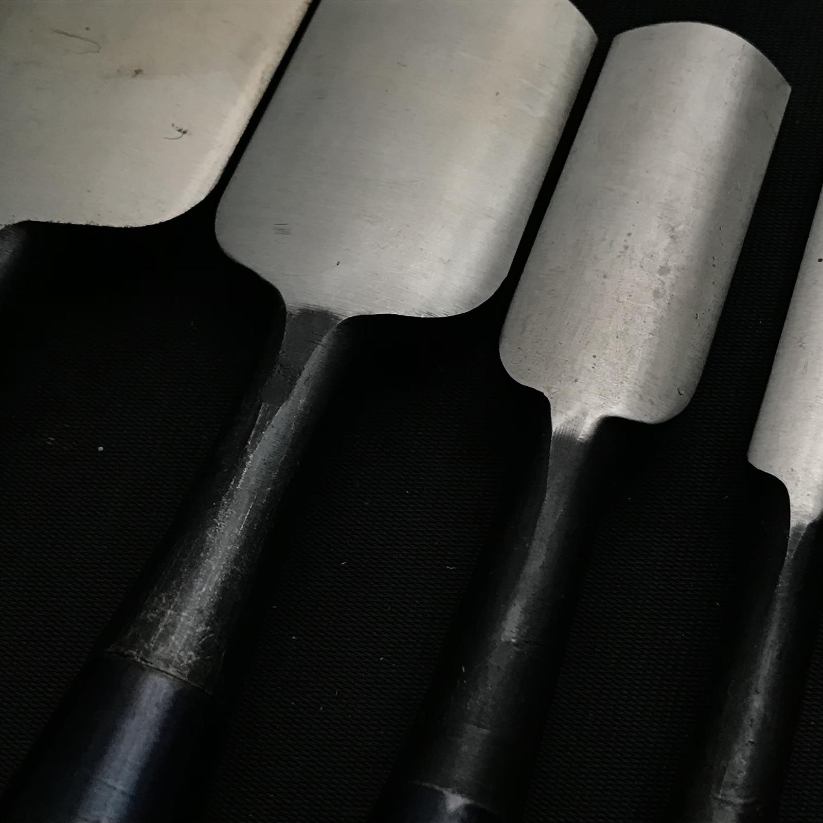Old stock Yoshihiro Sotomaru chisels with white steel 掘出し物 吉弘 外丸鑿 白紙鋼 42,36,24,15,9mm