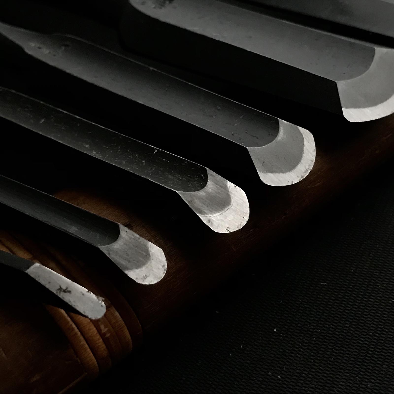 Old stock Yoshihiro Sotomaru chisels with white steel 掘出し物 吉弘 外丸鑿 白紙鋼 42,36,24,15,9mm