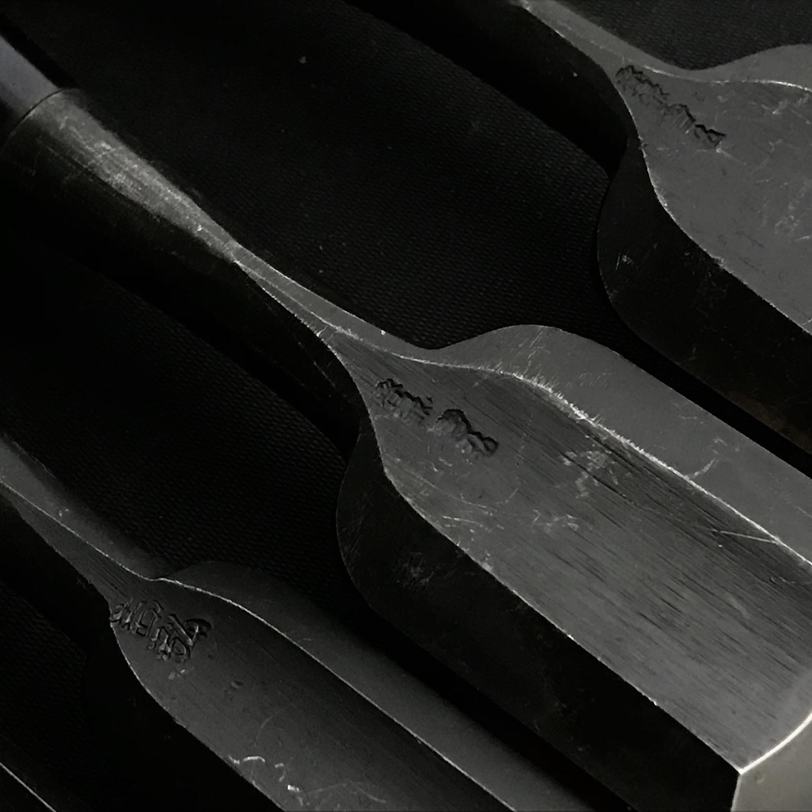 Old stock Yoshihiro Sotomaru chisels with white steel 掘出し物 吉弘 外丸鑿 白紙鋼 42,36,24,15,9mm