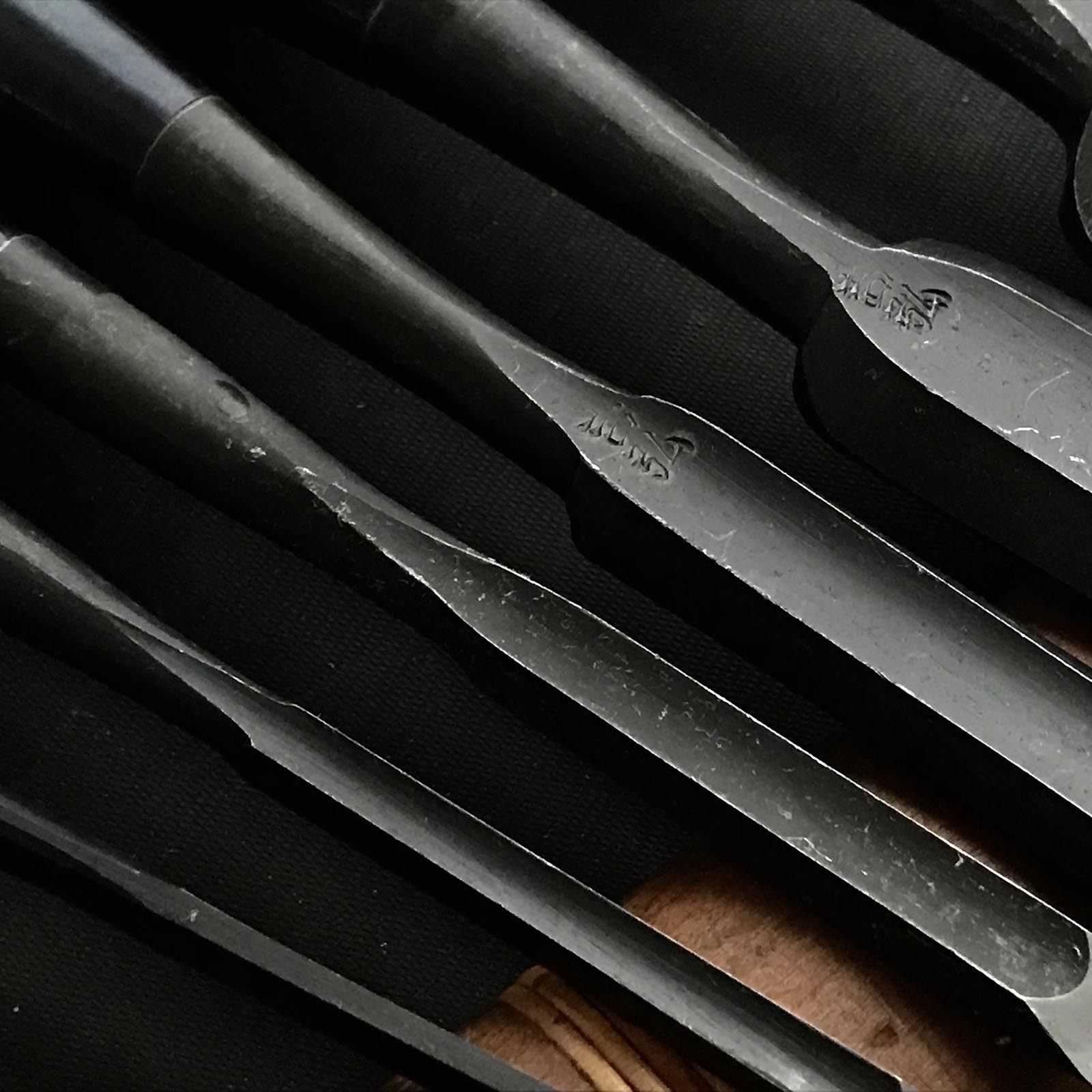 Old stock Yoshihiro Sotomaru chisels with white steel 掘出し物 吉弘 外丸鑿 白紙鋼 42,36,24,15,9mm
