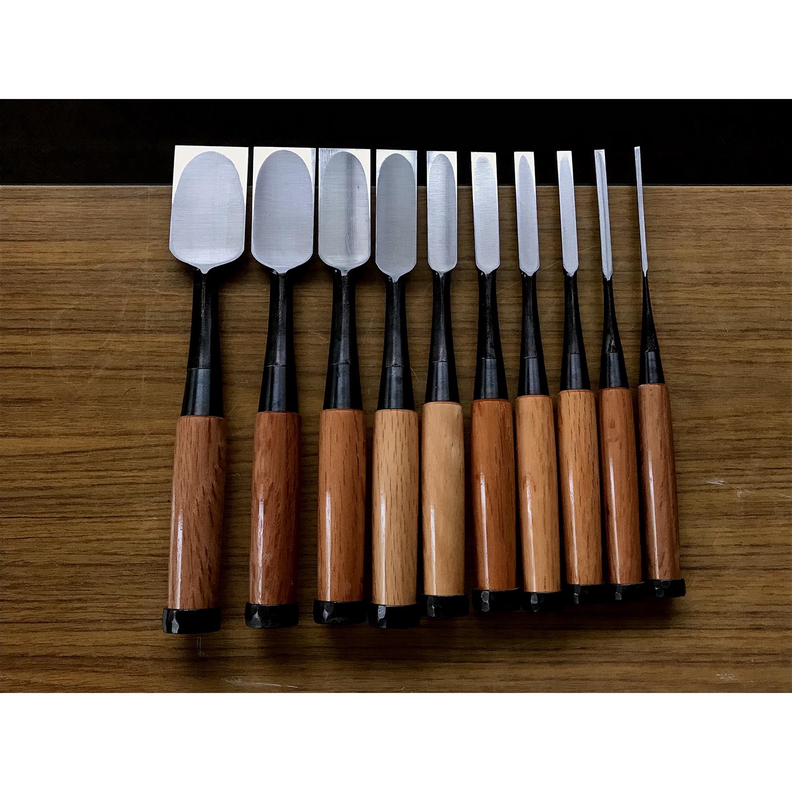 Kikuhiromaru Shorter Timber Chisels set (Chu-Tatakinomi)with wooden box  菊弘丸 中叩組鑿 桐箱付 赤樫柄