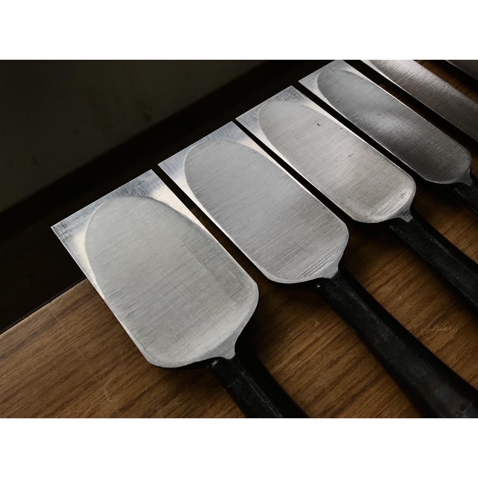 Kikuhiromaru Shorter Timber Chisels set (Chu-Tatakinomi)with wooden box 菊弘丸 中叩組鑿 桐箱付 赤樫柄