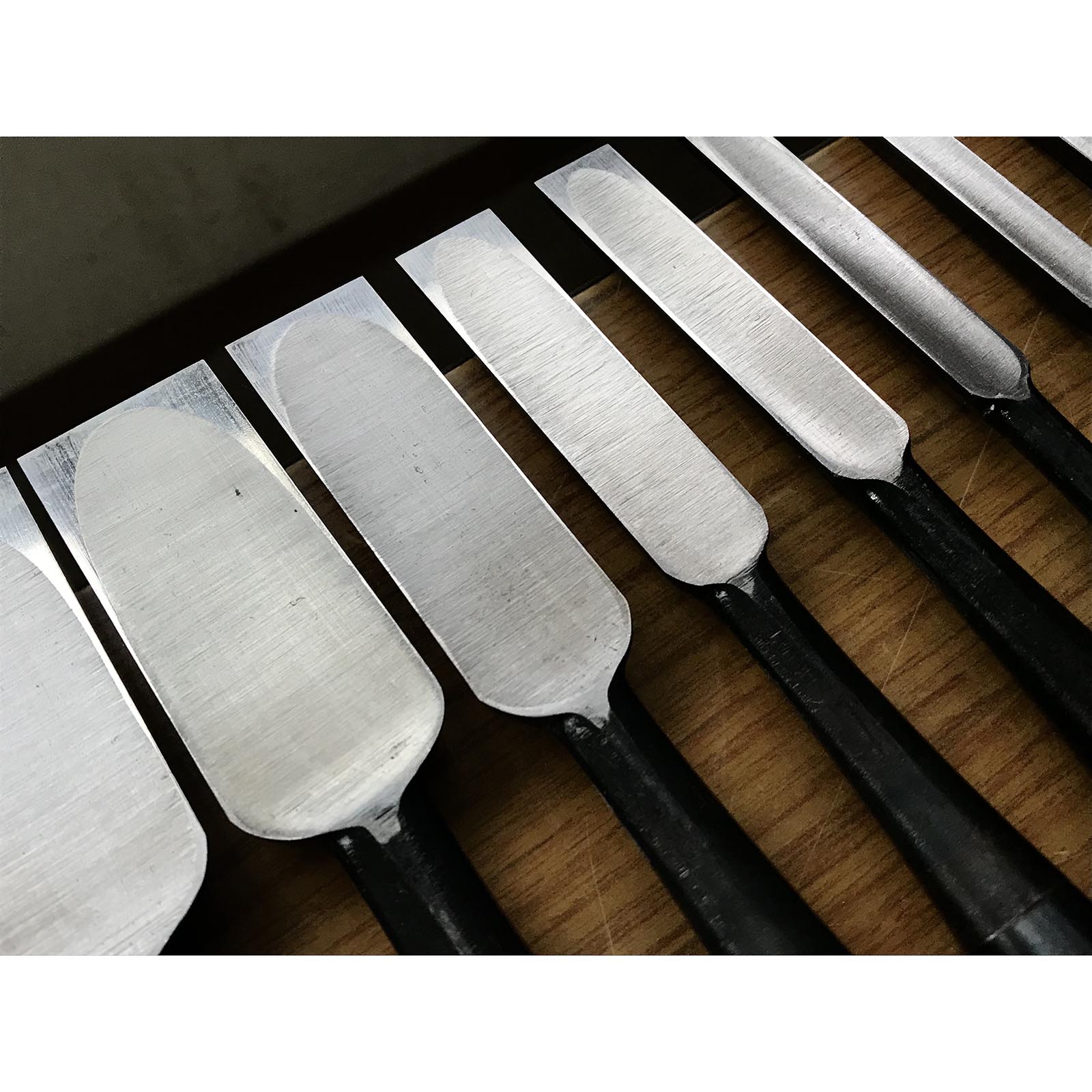 Kikuhiromaru Shorter Timber Chisels set (Chu-Tatakinomi)with wooden box 菊弘丸 中叩組鑿 桐箱付 赤樫柄