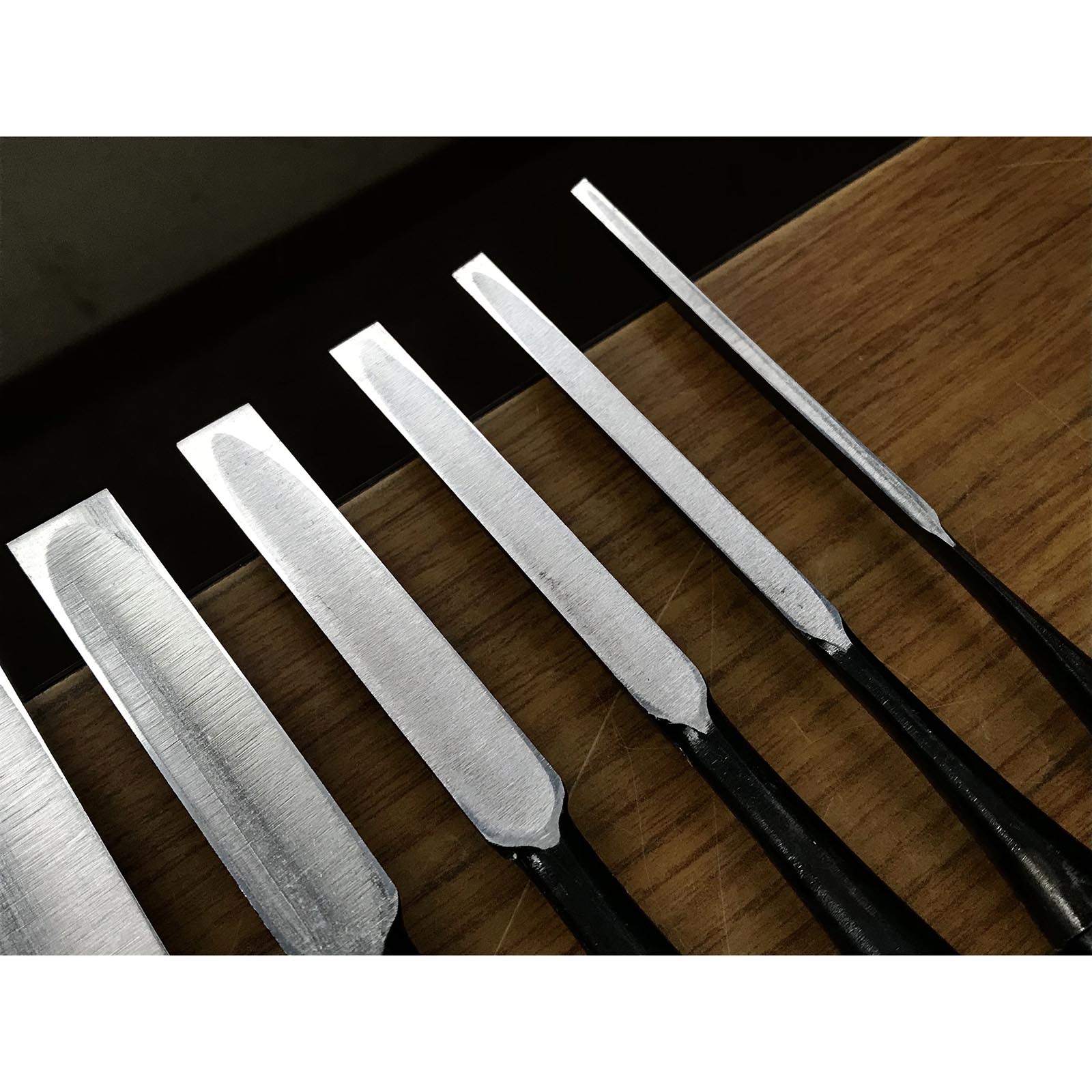 Kikuhiromaru Shorter Timber Chisels set (Chu-Tatakinomi)with wooden box 菊弘丸 中叩組鑿 桐箱付 赤樫柄