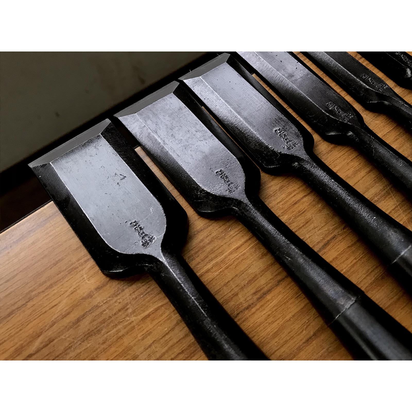 Kikuhiromaru Shorter Timber Chisels set (Chu-Tatakinomi)with wooden box 菊弘丸 中叩組鑿 桐箱付 赤樫柄