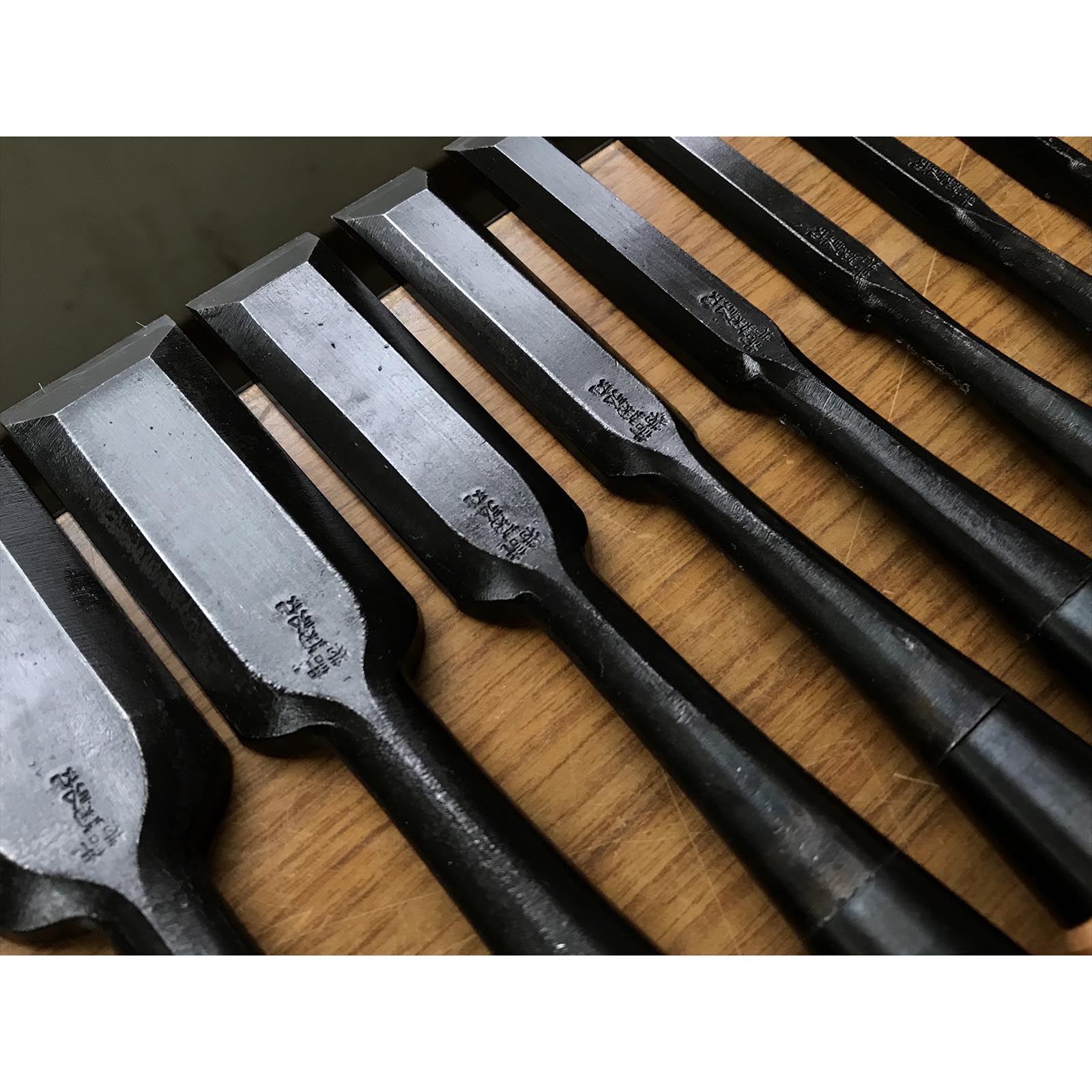 Kikuhiromaru Shorter Timber Chisels set (Chu-Tatakinomi)with wooden box 菊弘丸 中叩組鑿 桐箱付 赤樫柄