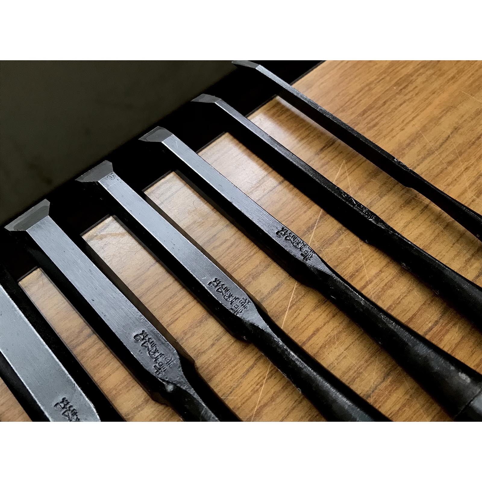 Kikuhiromaru Shorter Timber Chisels set (Chu-Tatakinomi)with wooden box 菊弘丸 中叩組鑿 桐箱付 赤樫柄