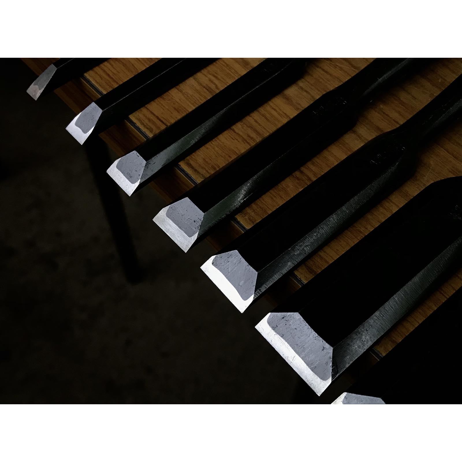 Kikuhiromaru Shorter Timber Chisels set (Chu-Tatakinomi)with wooden box 菊弘丸 中叩組鑿 桐箱付 赤樫柄