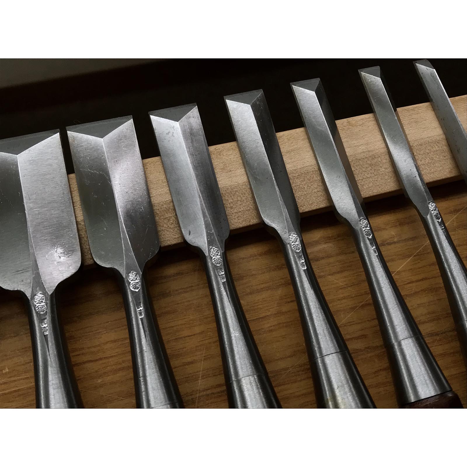 古株 越高 アリ ベンチノミセット 紫檀柄 掘り出し物 越孝 磨仕上 鎬型追入10本組鑿 紫檀柄 しのぎのみ