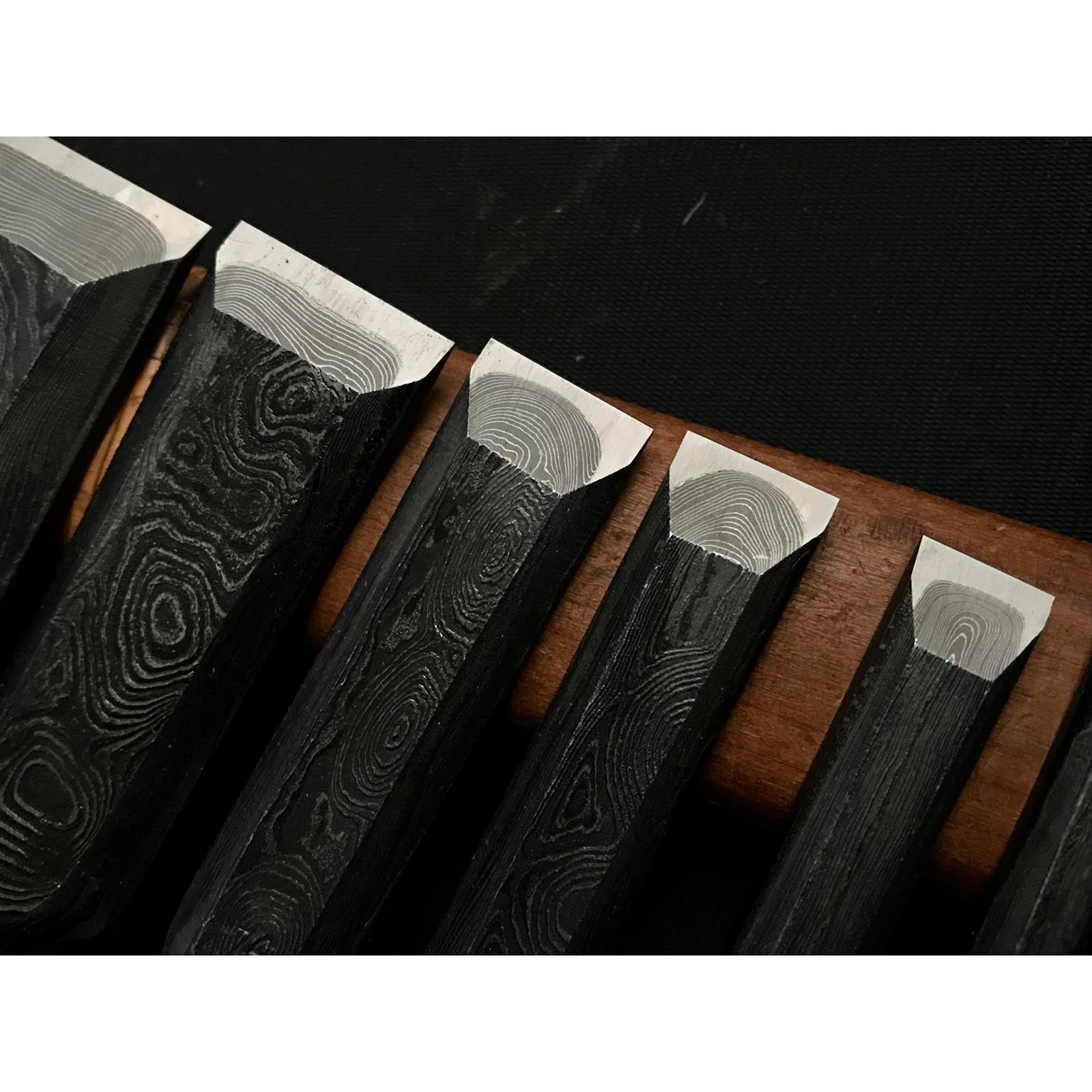 旧蔵 隅流し宗弘 ベンチノミセット 掘り出し物 宗弘 墨流し 追入組鑿 黒檀柄 おいれのみ