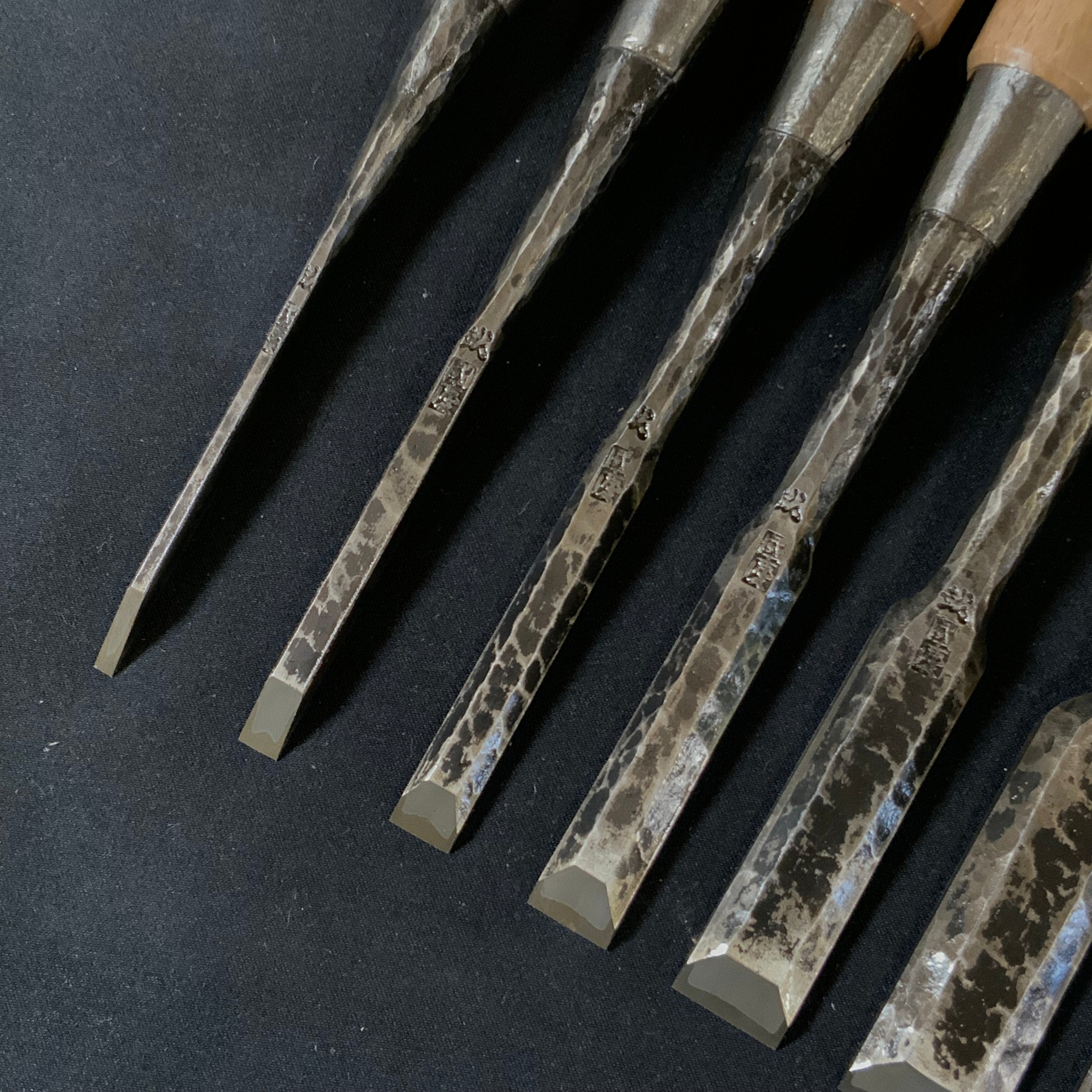 Old stock #2 Kunikei Triple Ura Bench chisels set by Ikeda Yoshiro hammering 掘出し物 池田慶郎氏 三代目国慶作 追入組鑿 打出し 三本裏