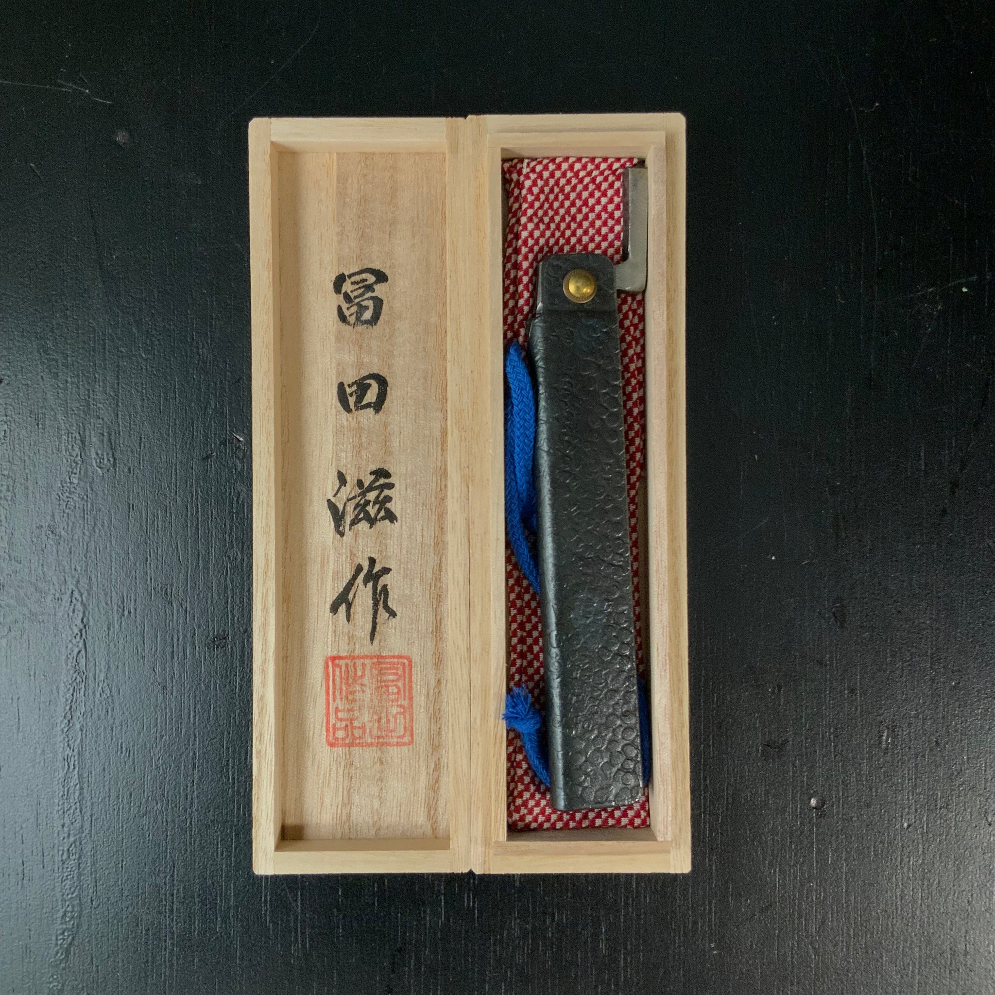 Hammered Mark (Small knife used for killing insects or pests) by Shige