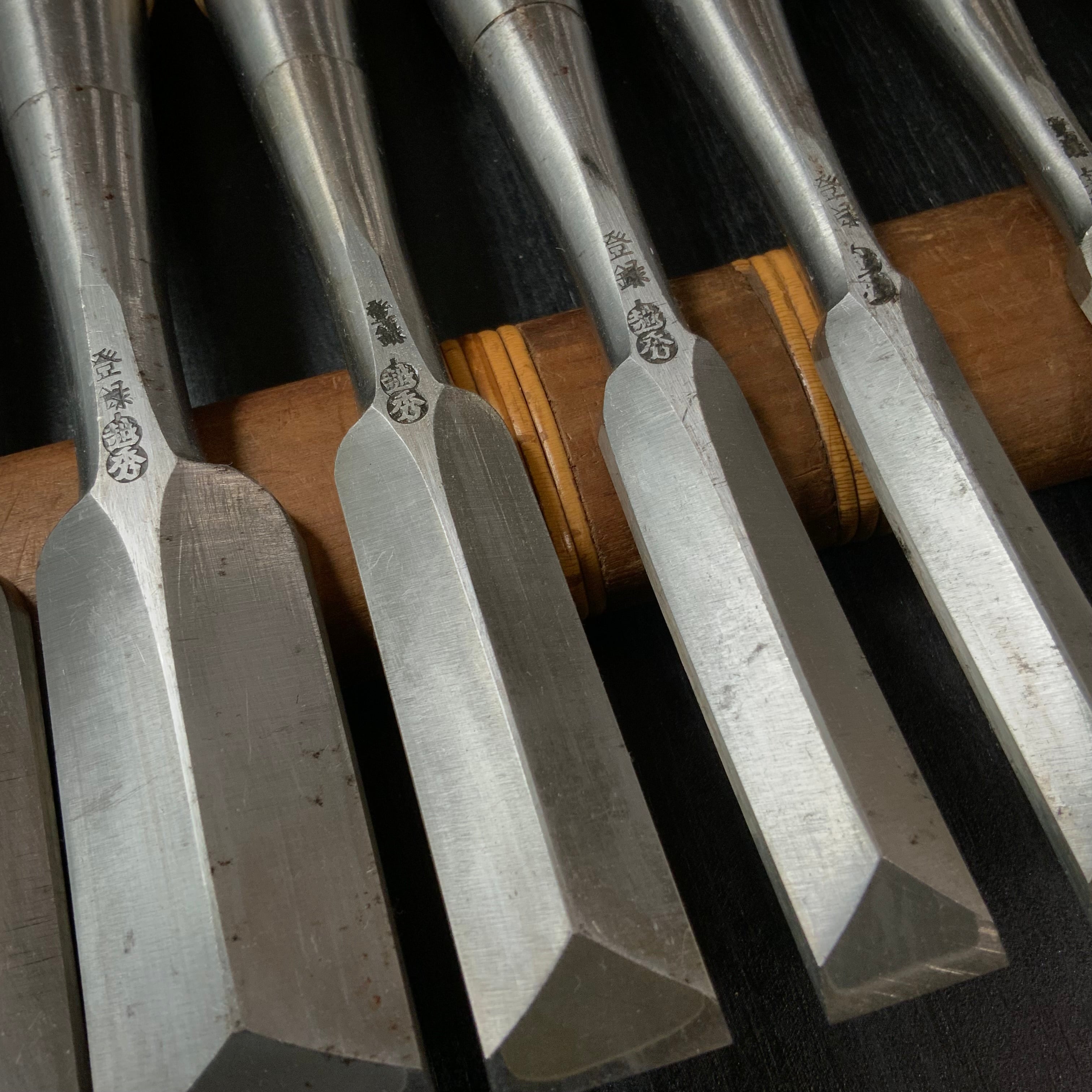 Old stock Koshihide Dovetail Bench chisels set     /    掘出し物 越秀 鎬追入組鑿  磨き仕上げ Oirenomi
