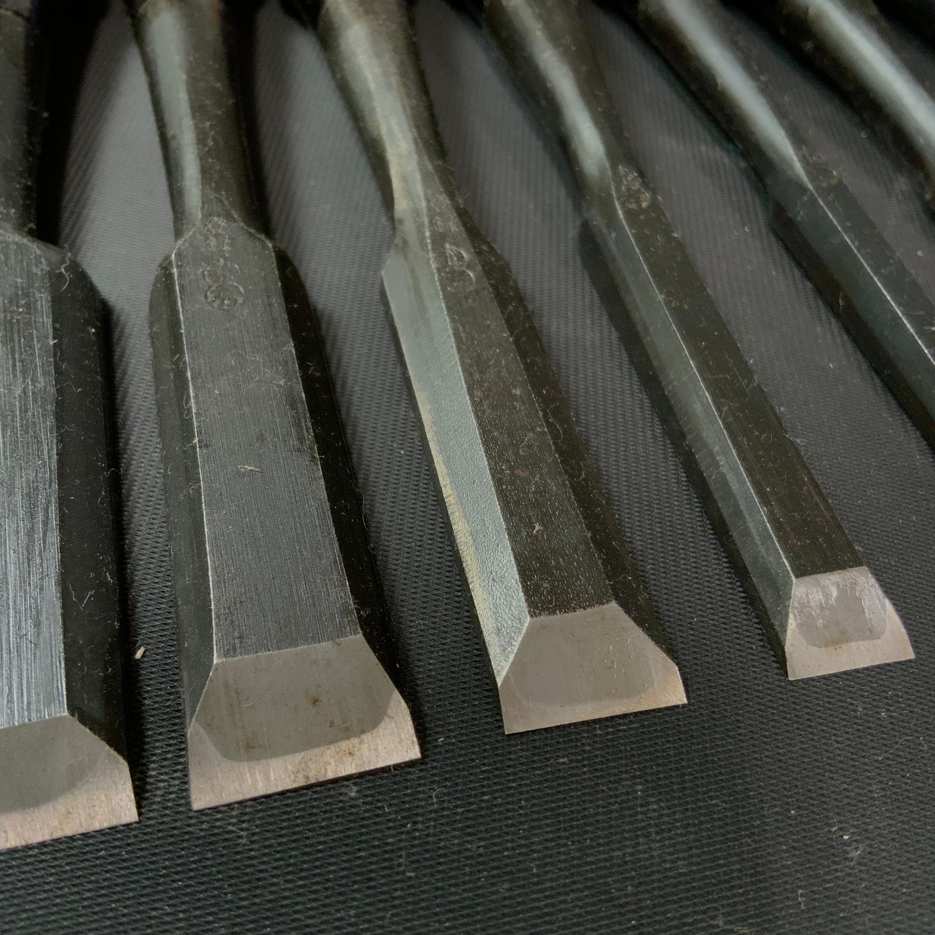 Old stock Koshitaka Bench chisels set  掘出し物 越孝 追入10本組鑿  Oirenomi
