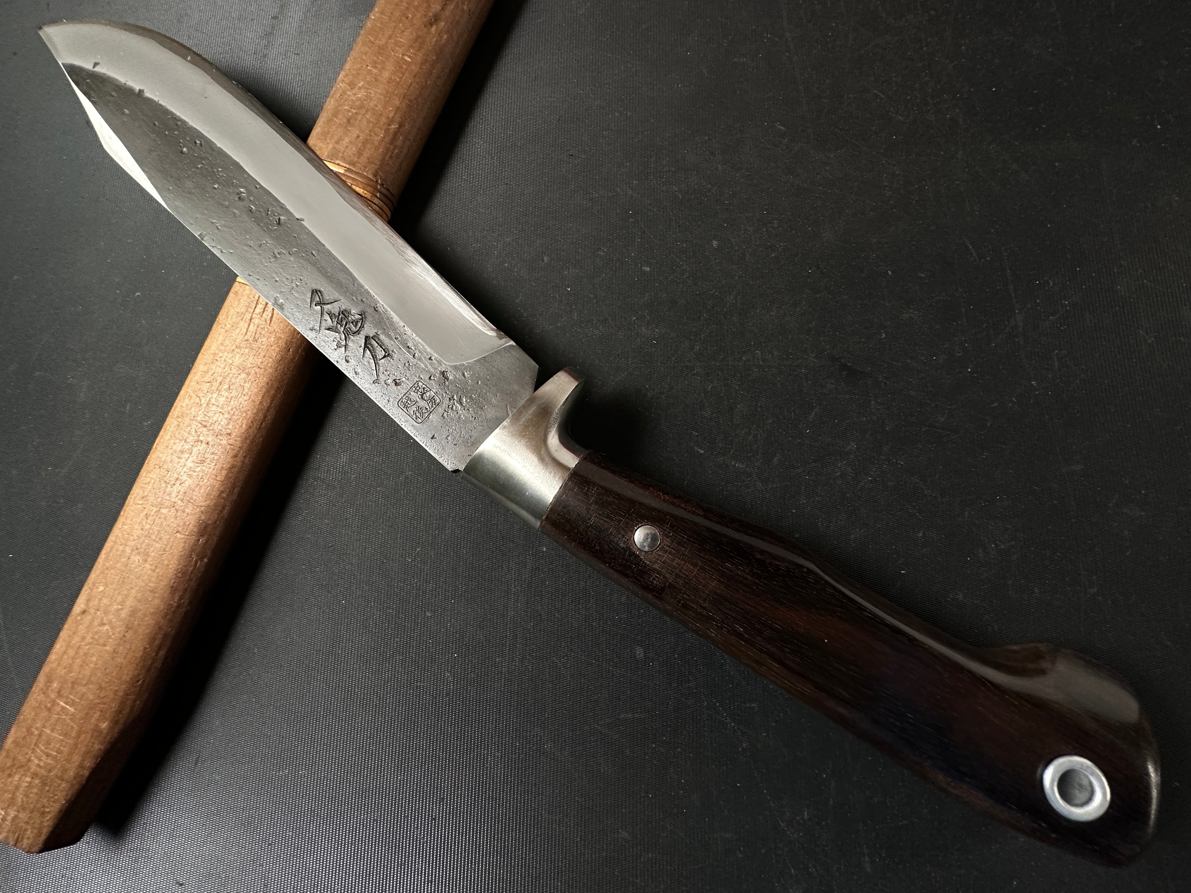 味方屋 日野浦司作 両刃なた 味方屋作 剣鉈 両刃 黒打ち 240mm – YAMASUKE KurashigeTools