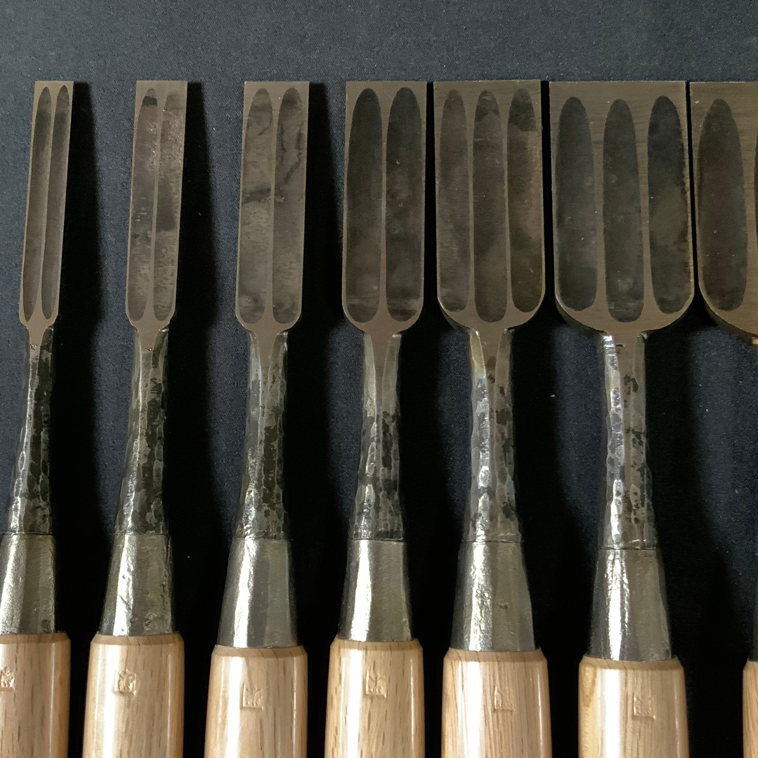Old stock #2 Kunikei Triple Ura Bench chisels set by Ikeda Yoshiro hammering 掘出し物 池田慶郎氏 三代目国慶作 追入組鑿 打出し 三本裏