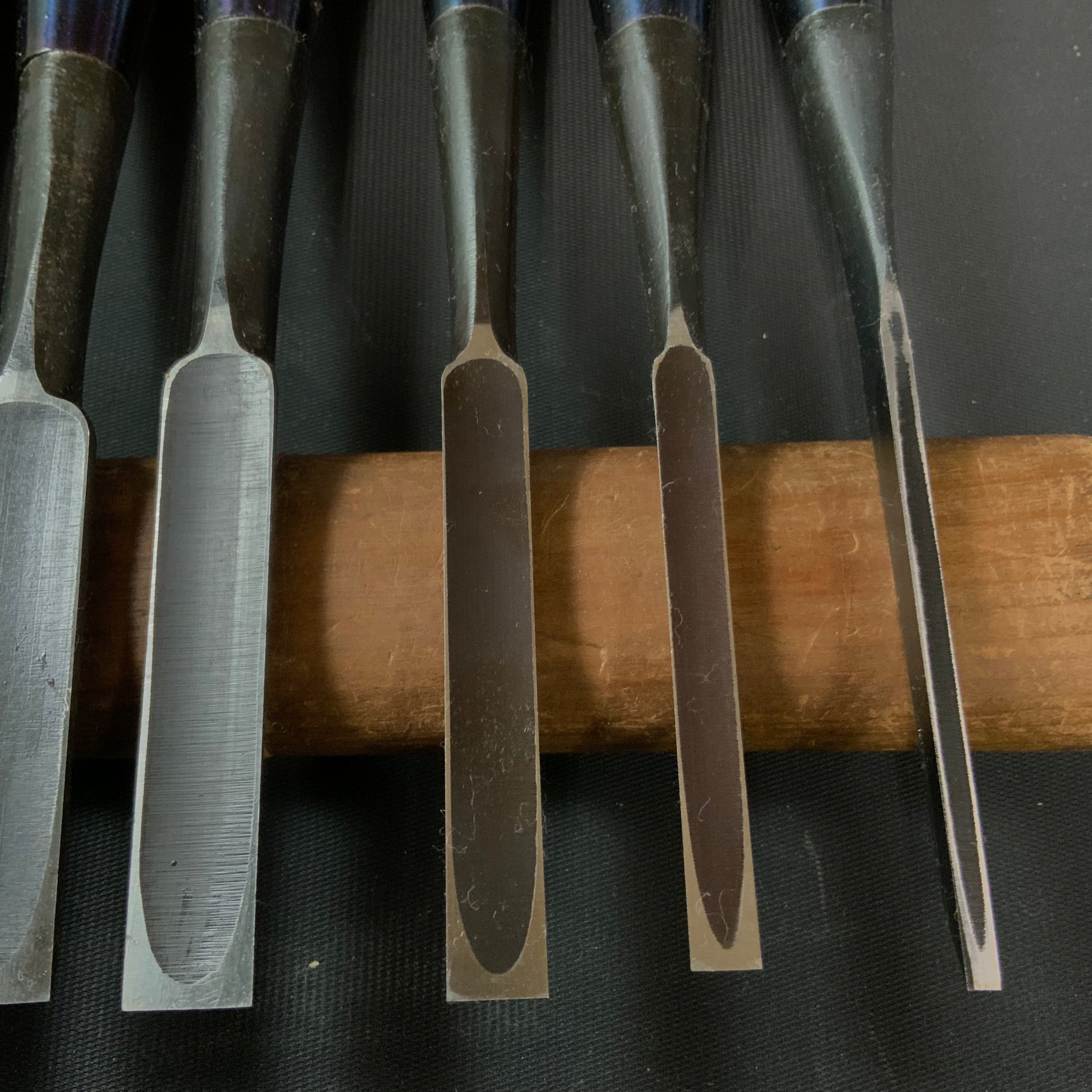 Old stock Koshitaka Bench chisels set  掘出し物 越孝 追入10本組鑿  Oirenomi