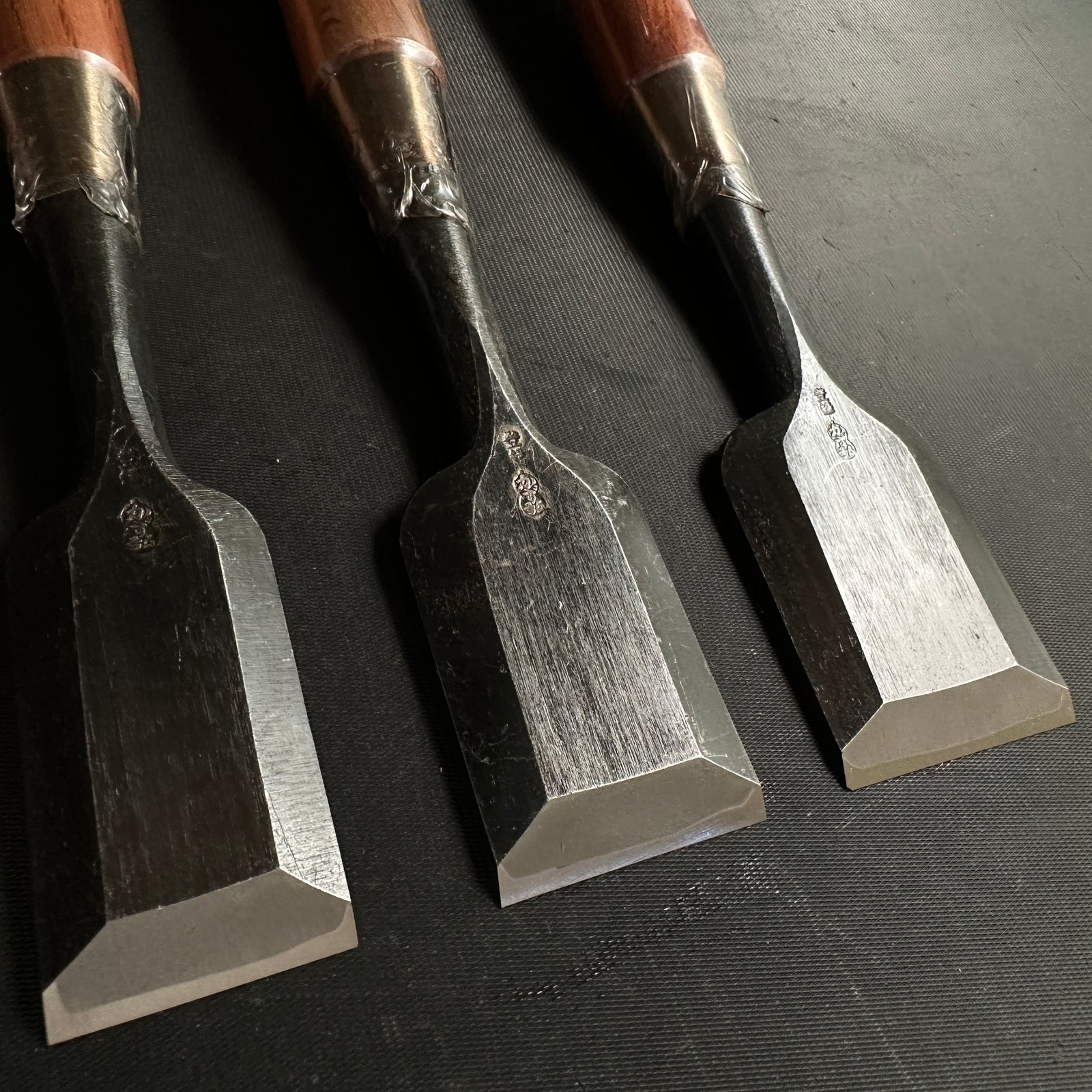 Kazuhirro Old stock Bench chisels set by Endou Kazuo 遠藤一雄作 かず弘 追入５本組鑿 –  YAMASUKE KurashigeTools