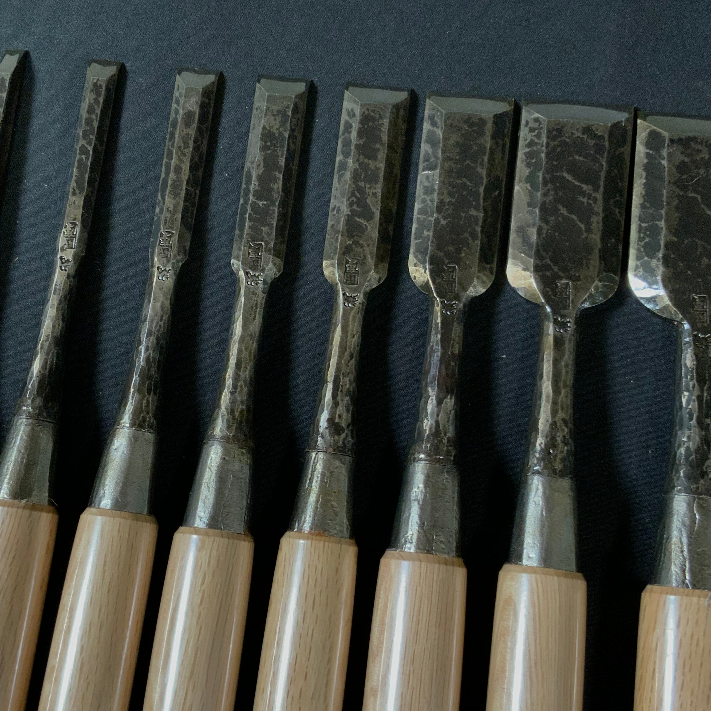 Old stock #2 Kunikei Triple Ura Bench chisels set by Ikeda Yoshiro hammering 掘出し物 池田慶郎氏 三代目国慶作 追入組鑿 打出し 三本裏