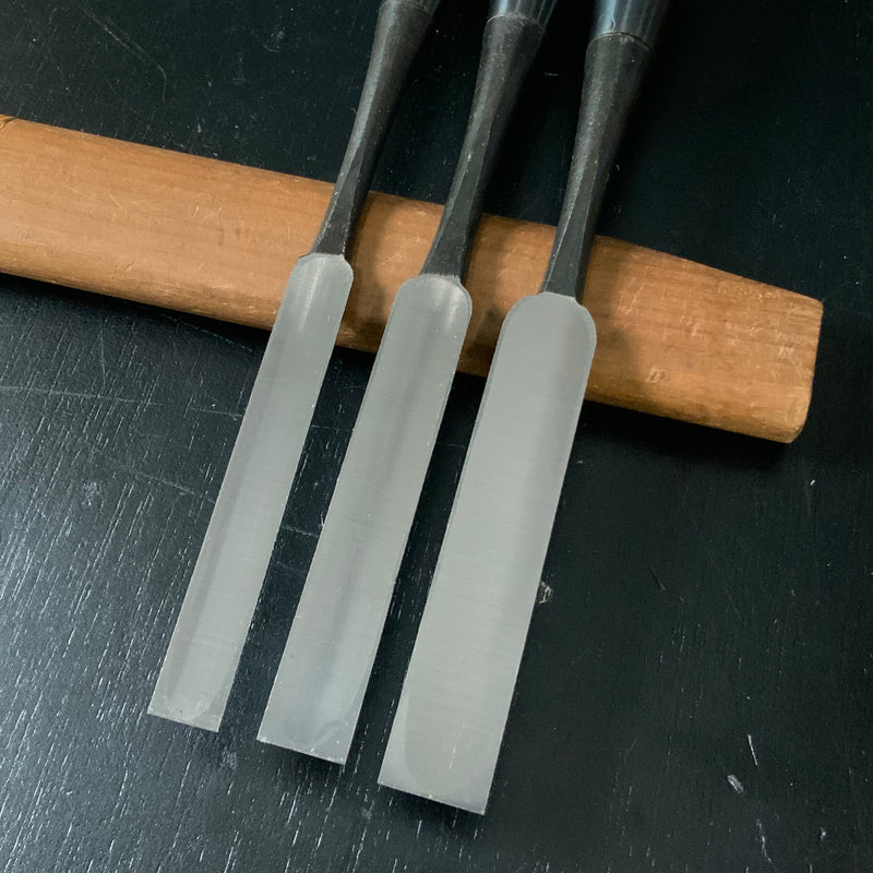 Ioroi Dovetail Paring chisels with white steel by Ioroi Hideo  五百蔵秀夫作 五百蔵 （シノギ）薄鑿