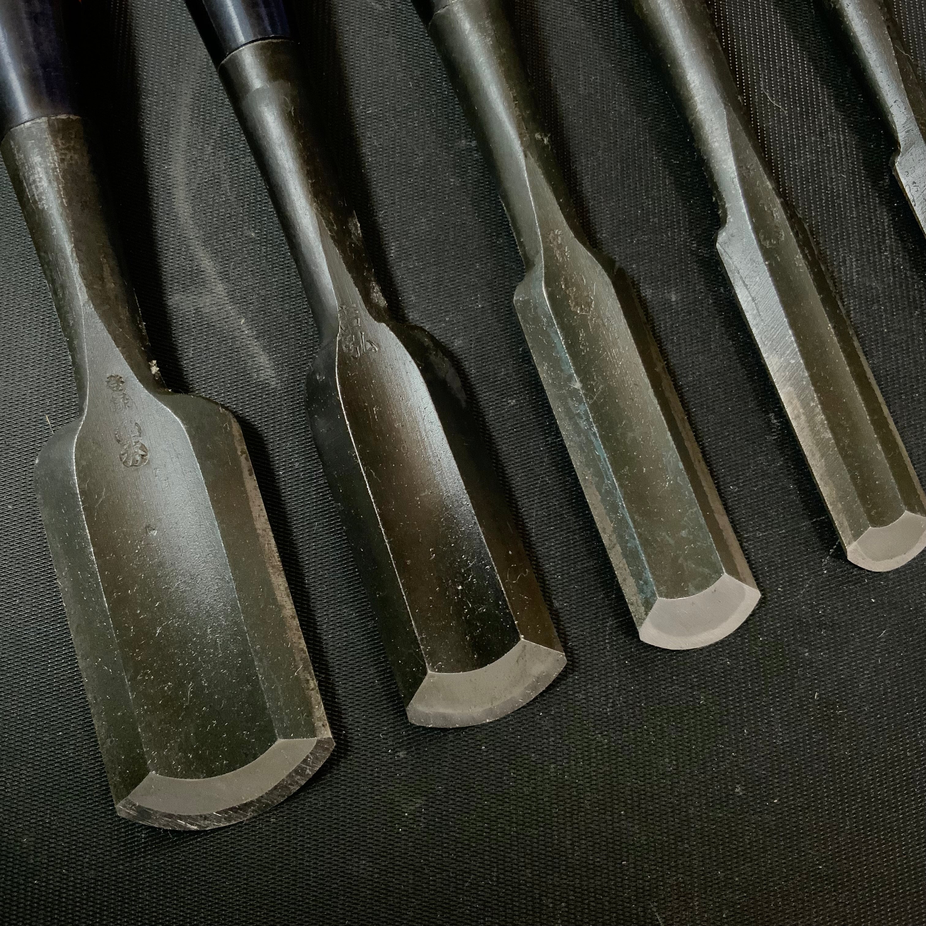 #16 Old stock Soto maru bench chisels set with white steel 掘出し物 外丸追入組鑿 5本組 Sotomarunomi