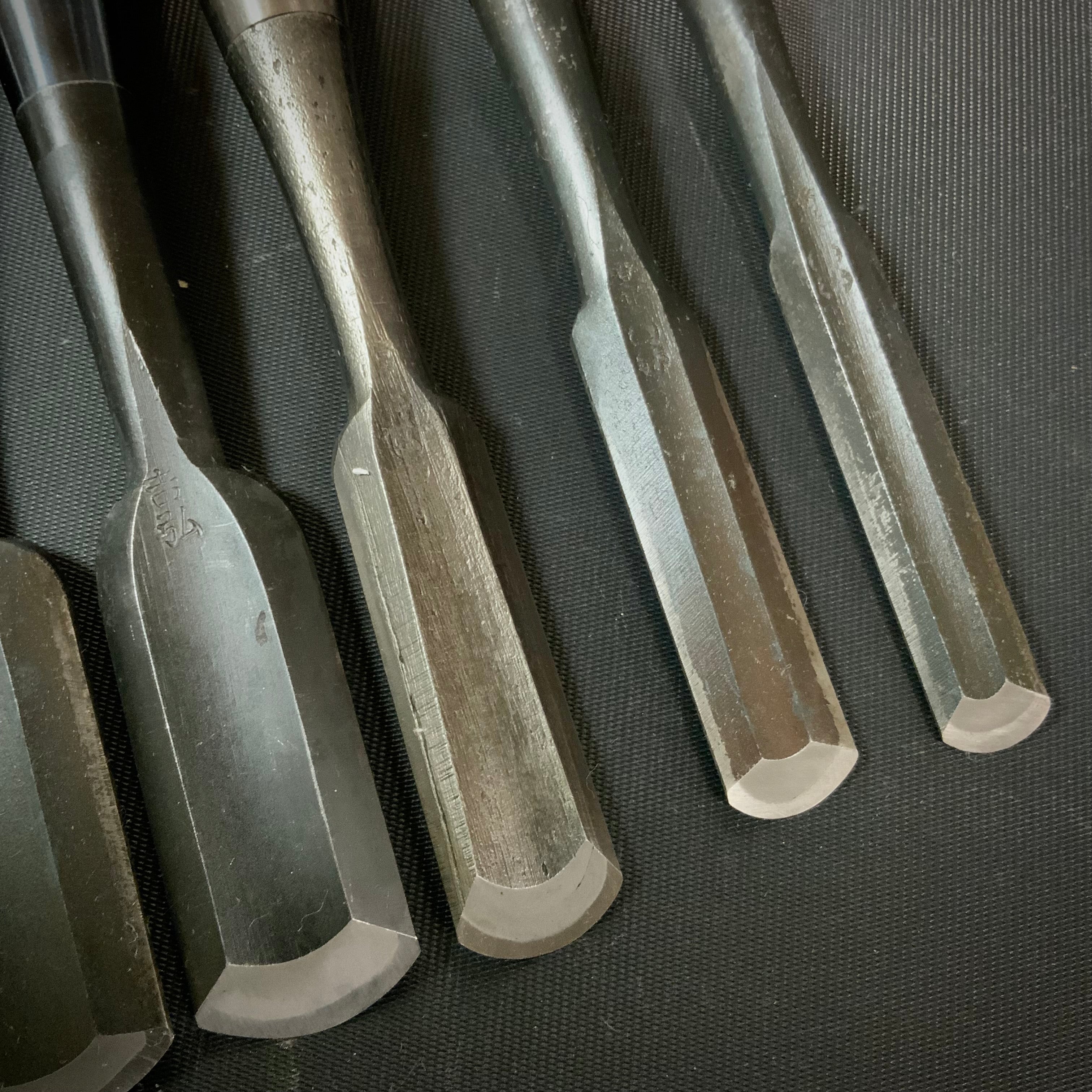 #17 Old stock Soto maru bench chisels set with white steel 掘出し物 外丸追入組鑿 5本組 Sotomarunomi