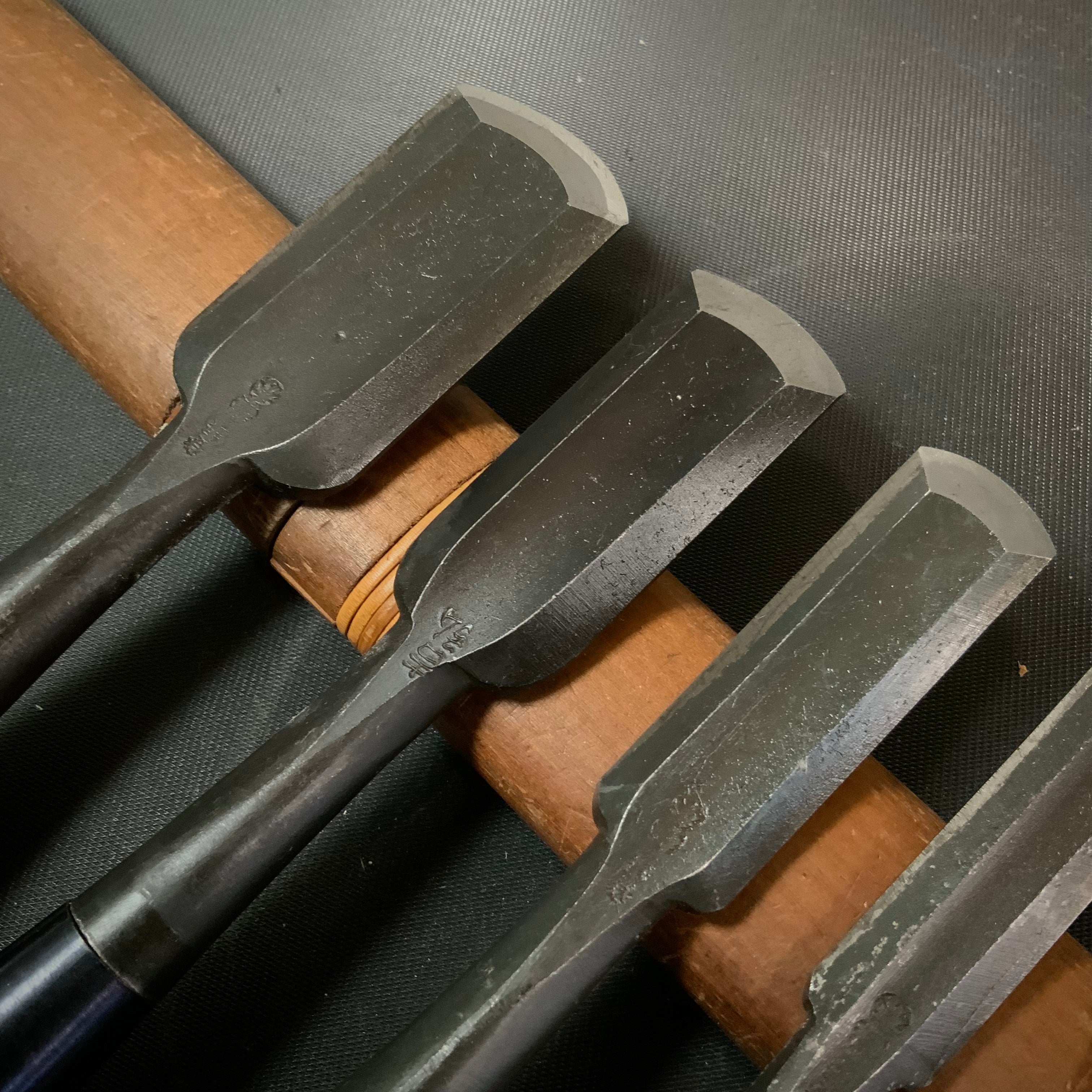 #16 Old stock Soto maru bench chisels set with white steel 掘出し物 外丸追入組鑿 5本組 Sotomarunomi