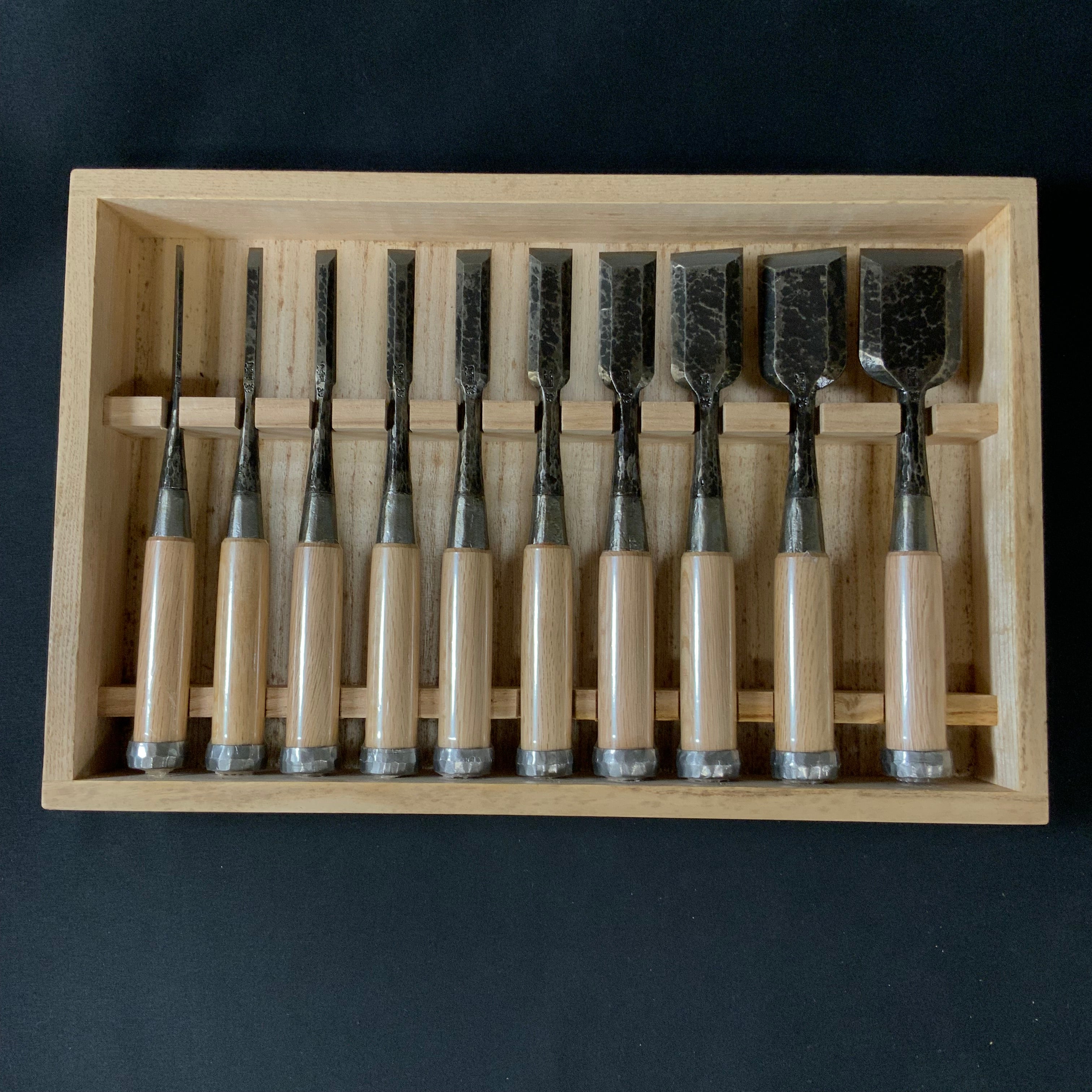 Old stock #2 Kunikei Triple Ura Bench chisels set by Ikeda Yoshiro hammering 掘出し物 池田慶郎氏 三代目国慶作 追入組鑿 打出し 三本裏