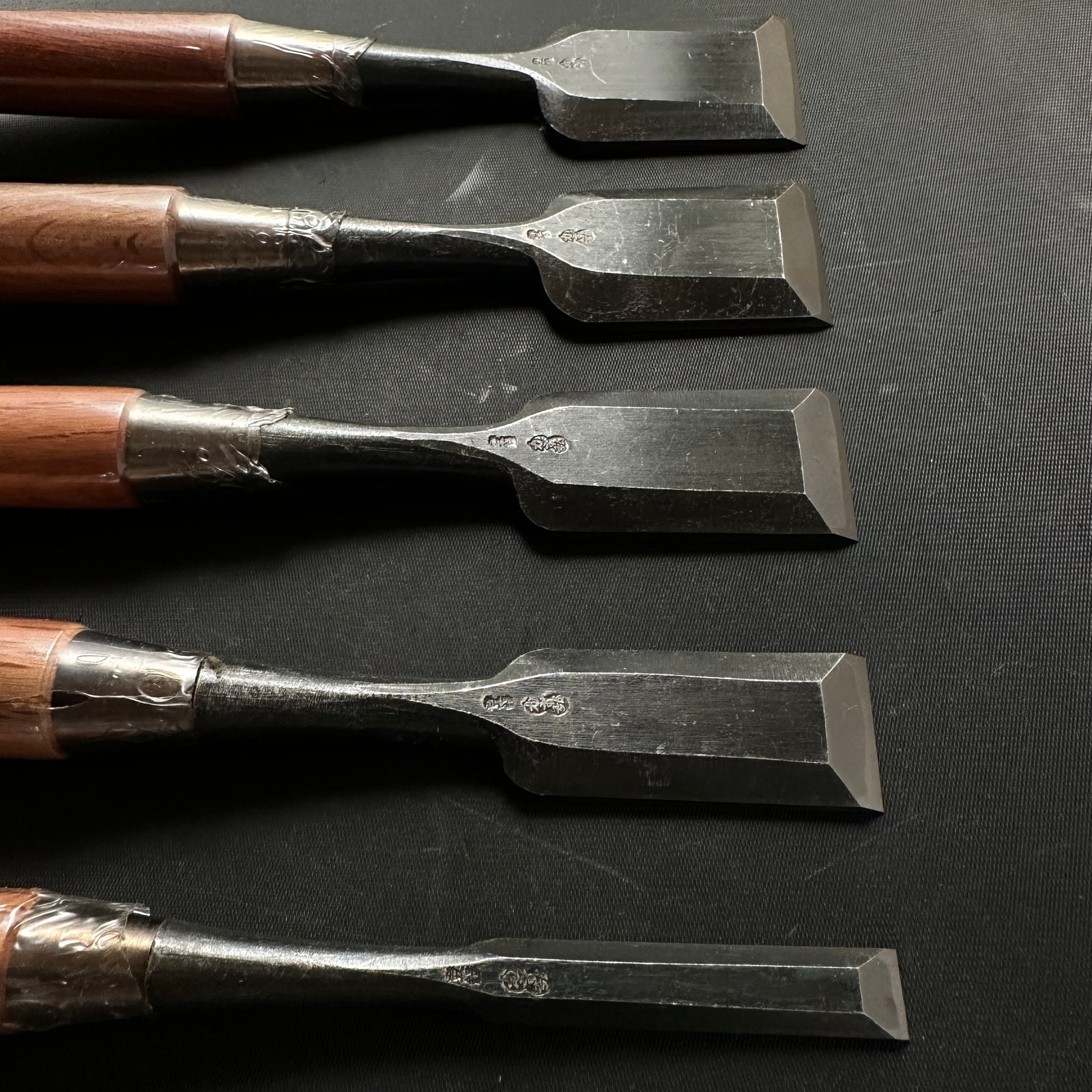 Kazuhirro Old stock Bench chisels set by Endou Kazuo 遠藤一雄作 かず弘 追入５本組鑿 –  YAMASUKE KurashigeTools