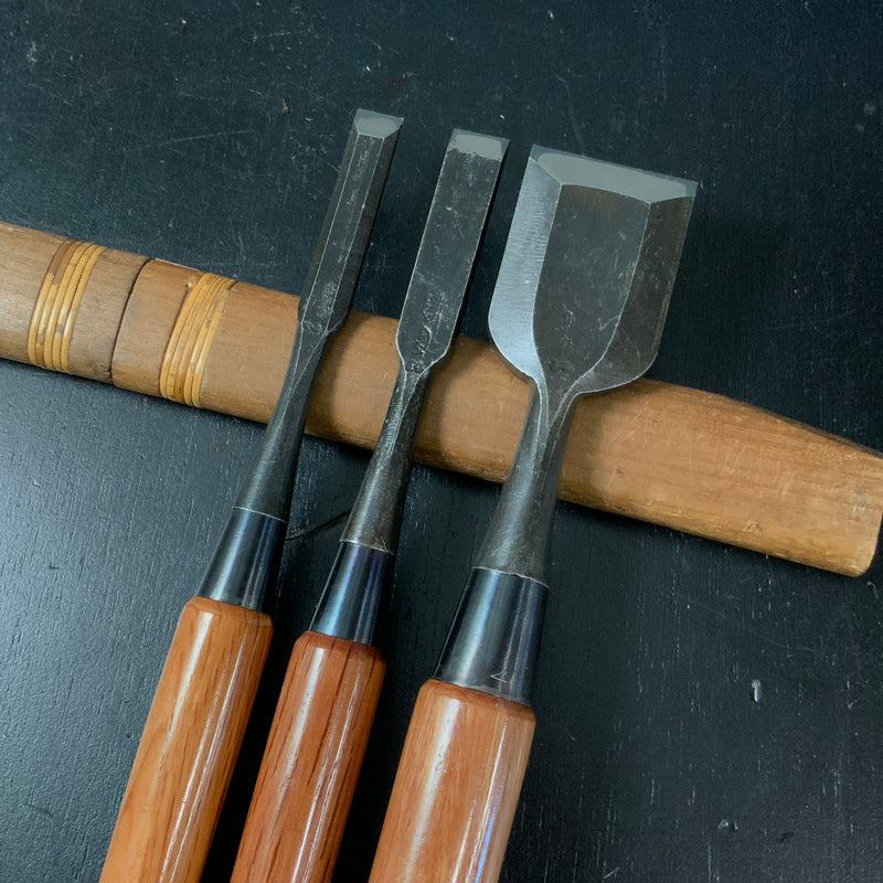 Old Stock Yamatokotsuchi Bench chisels (Oirenomi)   掘出し物 倭小槌 追入鑿 赤樫柄