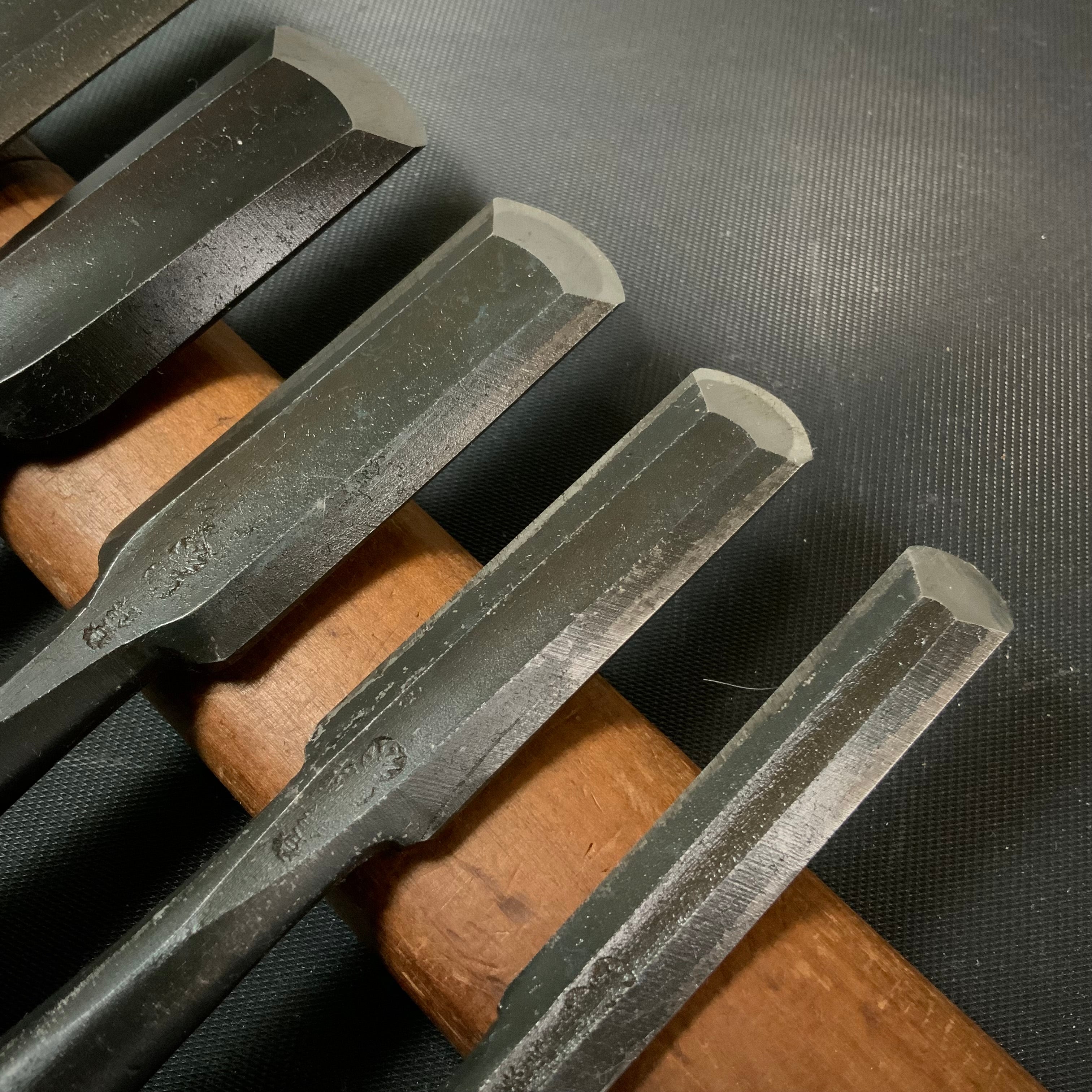 #16 Old stock Soto maru bench chisels set with white steel 掘出し物 外丸追入組鑿 5本組 Sotomarunomi