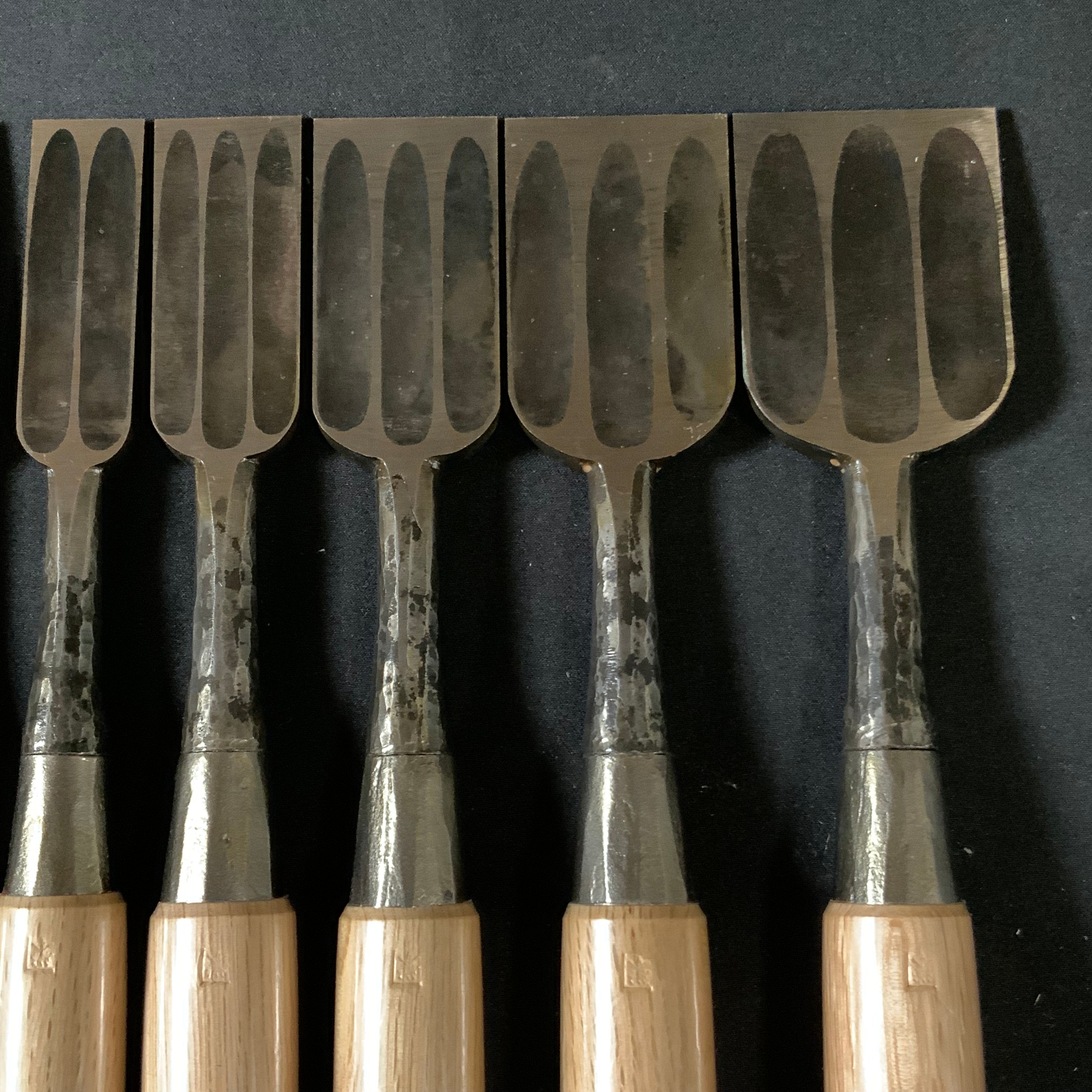 Old stock #2 Kunikei Triple Ura Bench chisels set by Ikeda Yoshiro hammering 掘出し物 池田慶郎氏 三代目国慶作 追入組鑿 打出し 三本裏