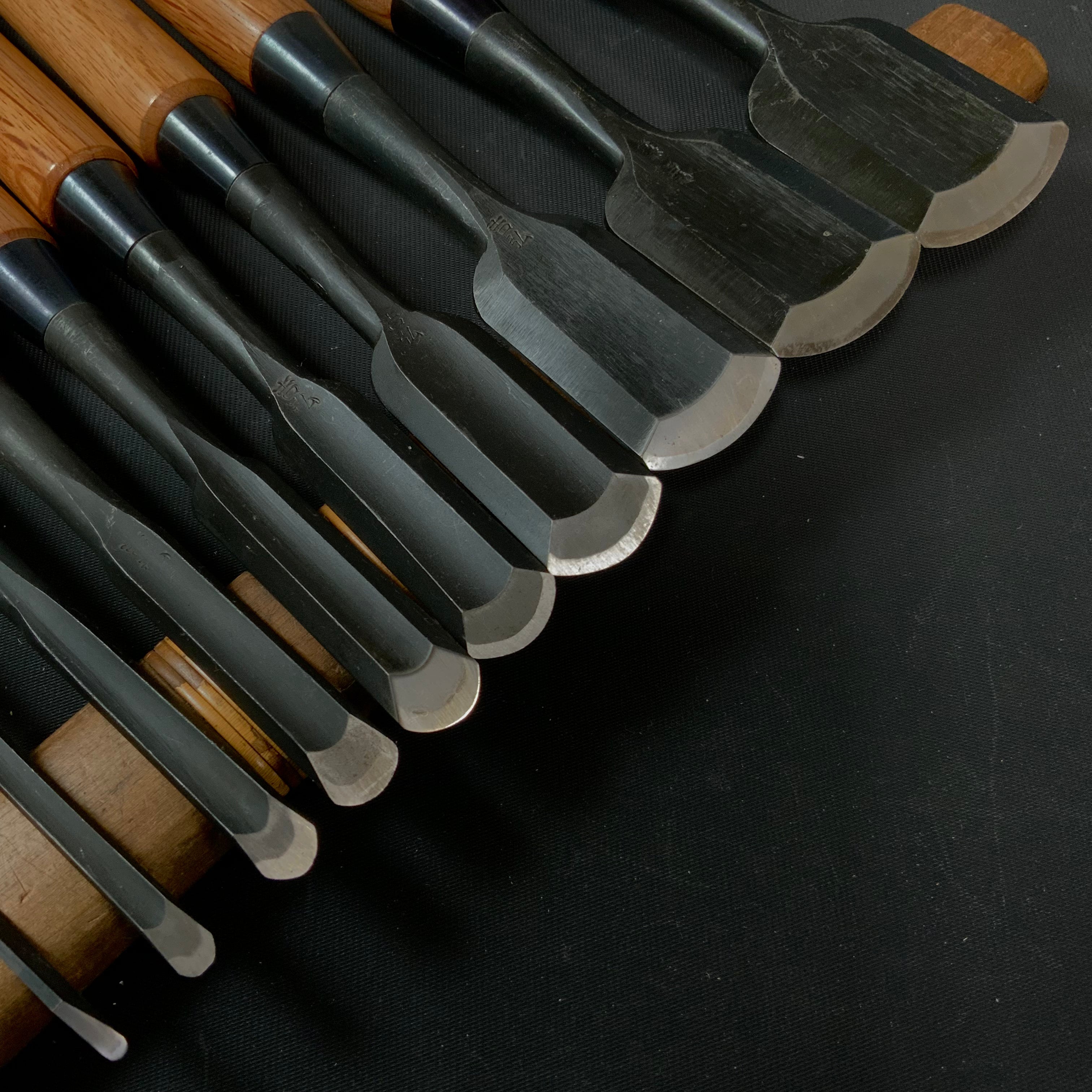 Old stock Yoshihiro Sotomaru chisels with white steel 掘出し物  吉弘 外丸鑿 10本組 白紙鋼