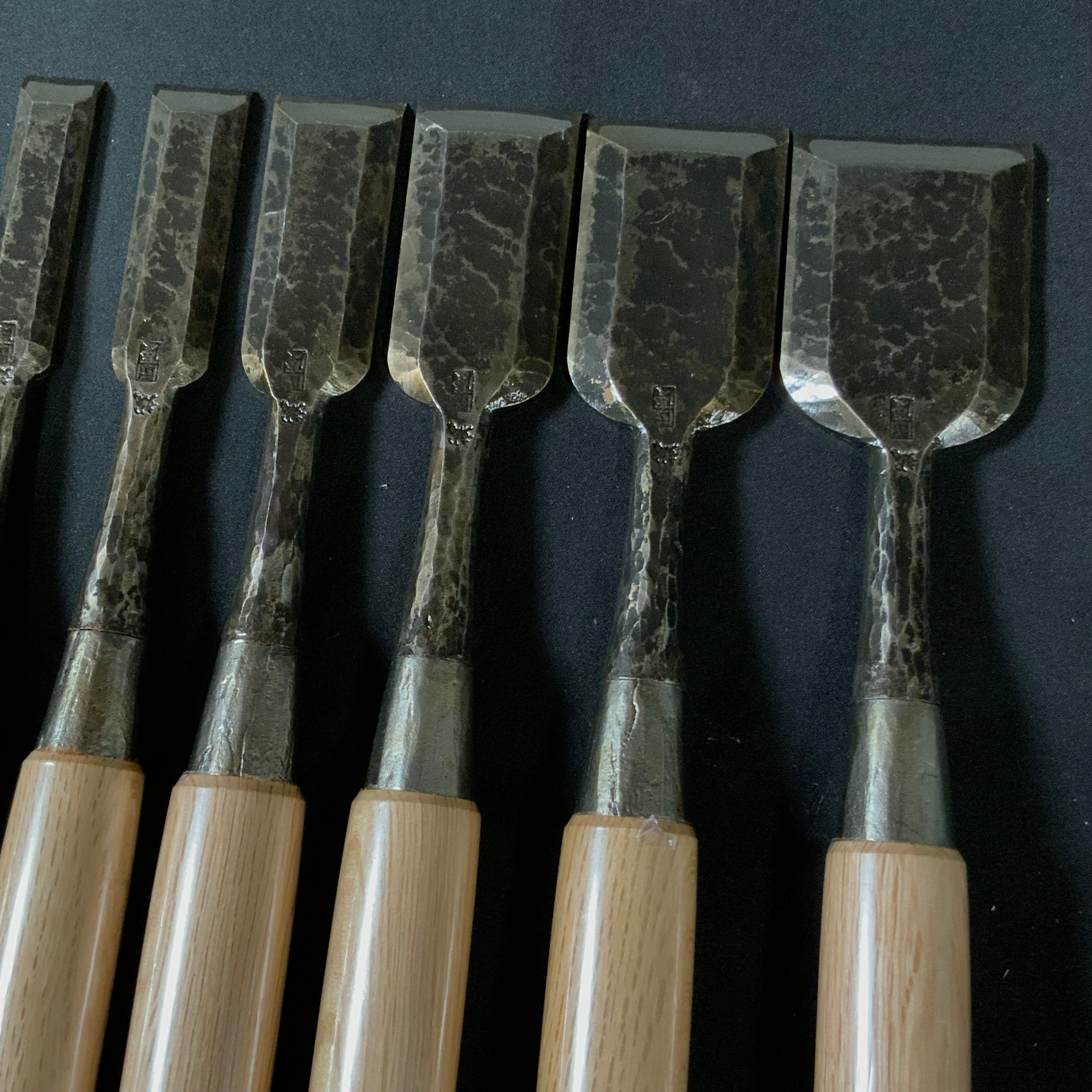 Old stock #2 Kunikei Triple Ura Bench chisels set by Ikeda Yoshiro hammering 掘出し物 池田慶郎氏 三代目国慶作 追入組鑿 打出し 三本裏