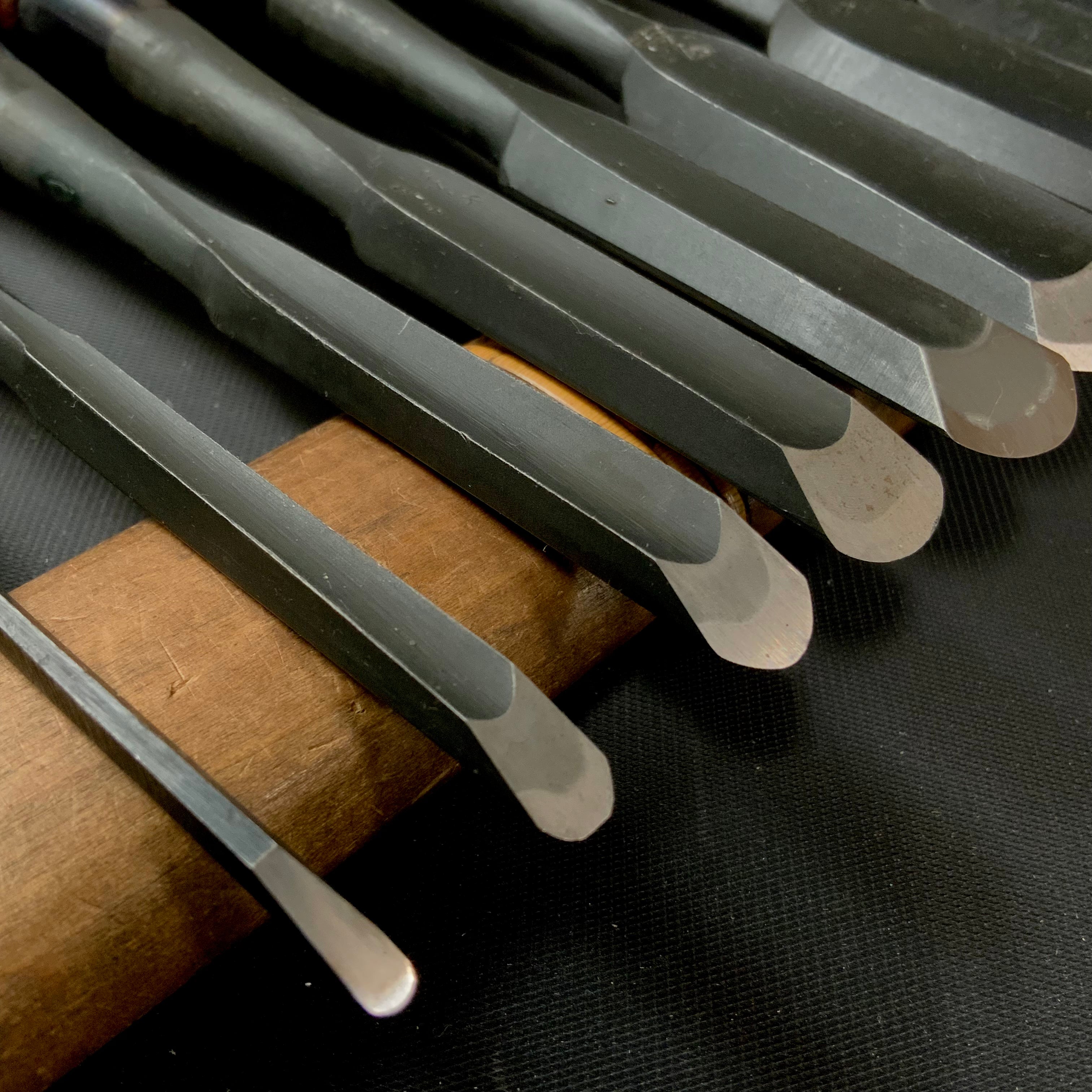 Old stock Yoshihiro Sotomaru chisels with white steel 掘出し物  吉弘 外丸鑿 10本組 白紙鋼