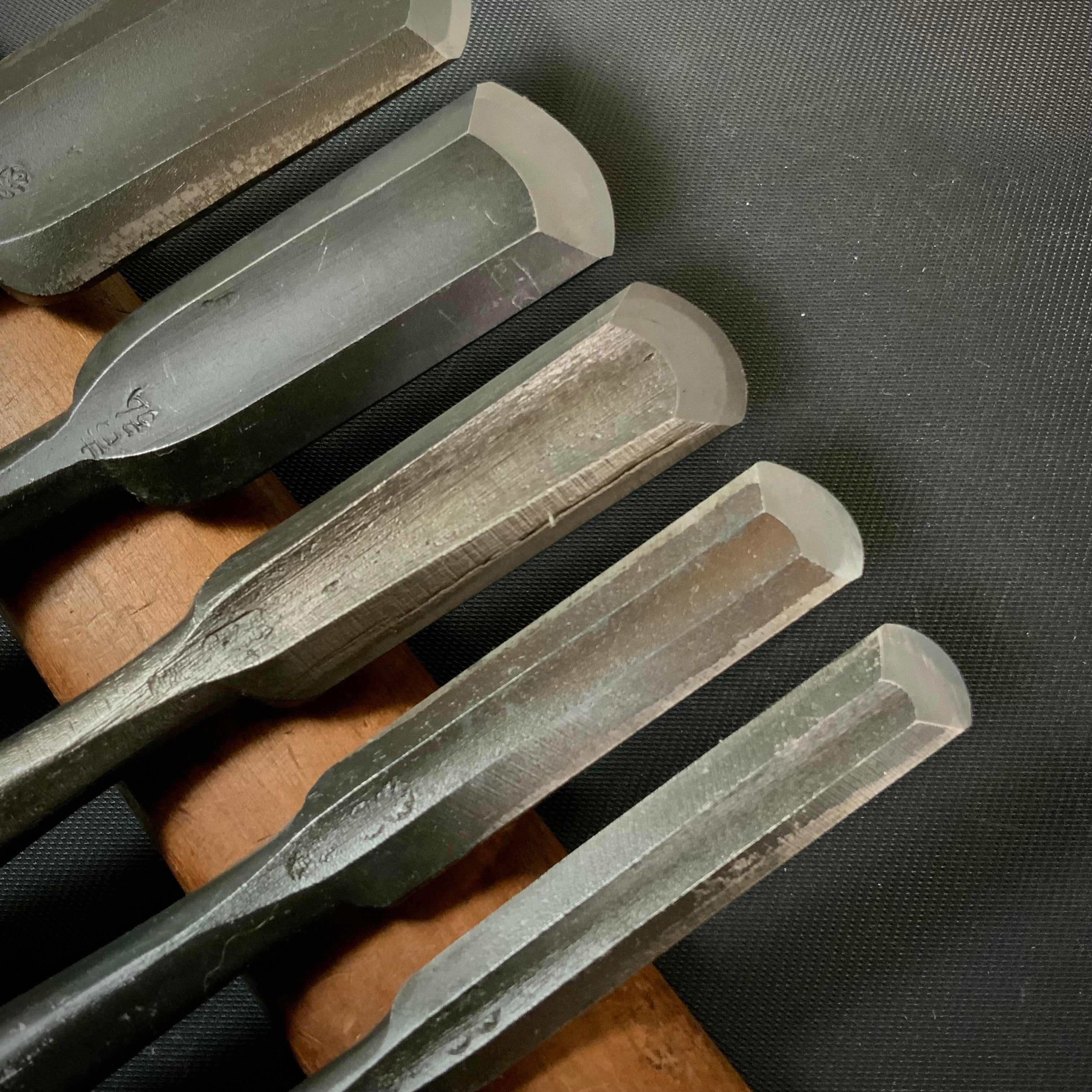 #17 Old stock Soto maru bench chisels set with white steel 掘出し物 外丸追入組鑿 5本組 Sotomarunomi