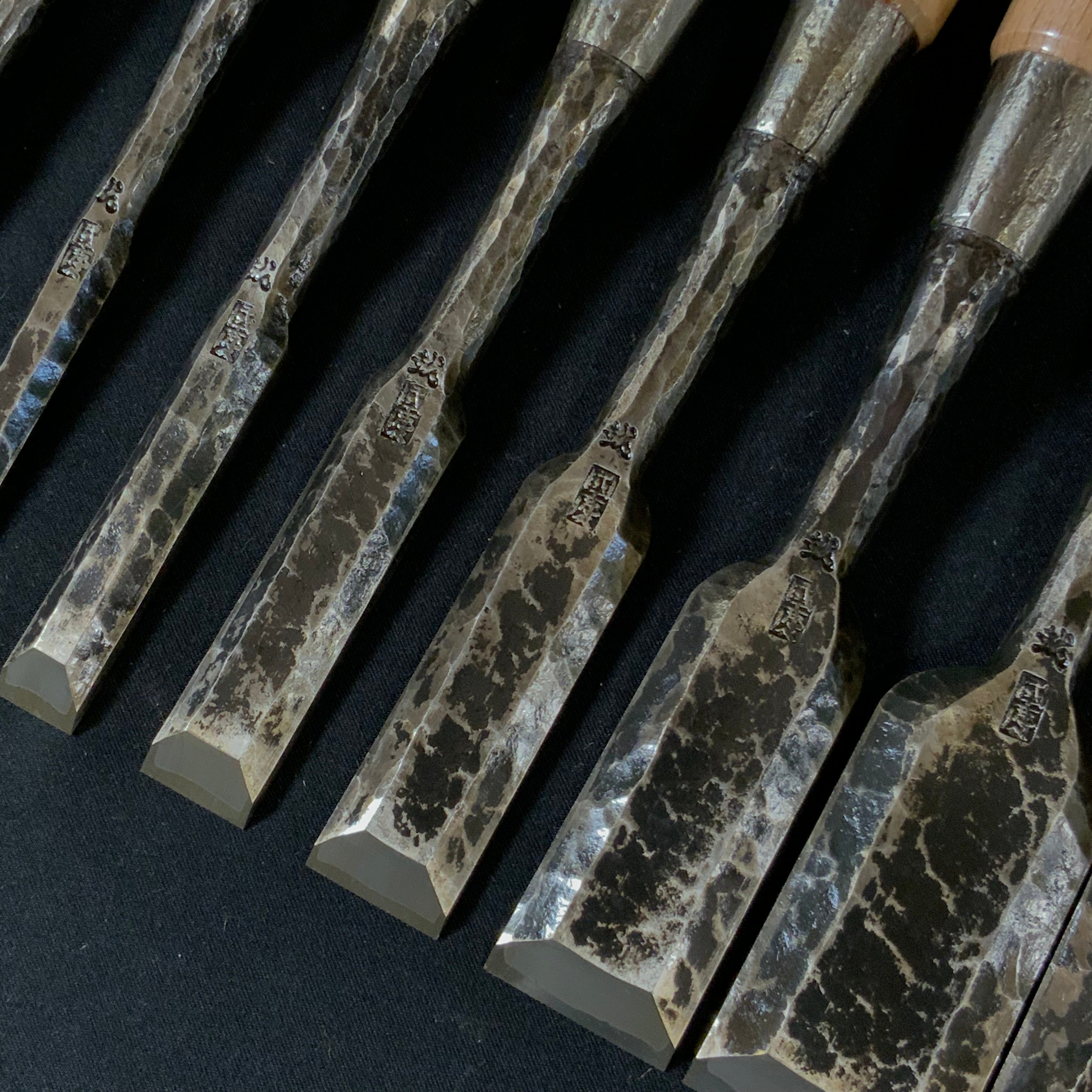 Old stock #2 Kunikei Triple Ura Bench chisels set by Ikeda Yoshiro hammering 掘出し物 池田慶郎氏 三代目国慶作 追入組鑿 打出し 三本裏