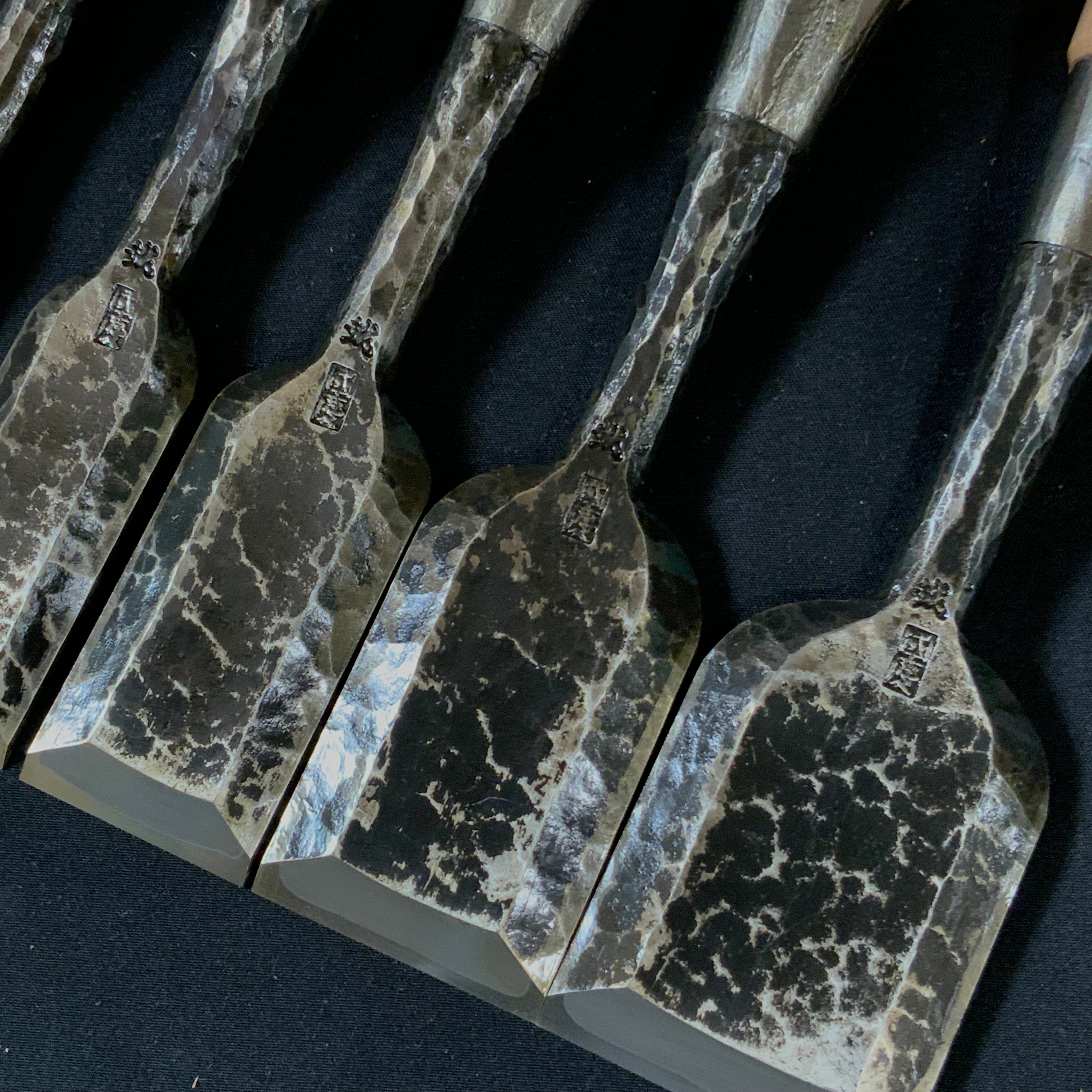 Old stock #2 Kunikei Triple Ura Bench chisels set by Ikeda Yoshiro hammering 掘出し物 池田慶郎氏 三代目国慶作 追入組鑿 打出し 三本裏