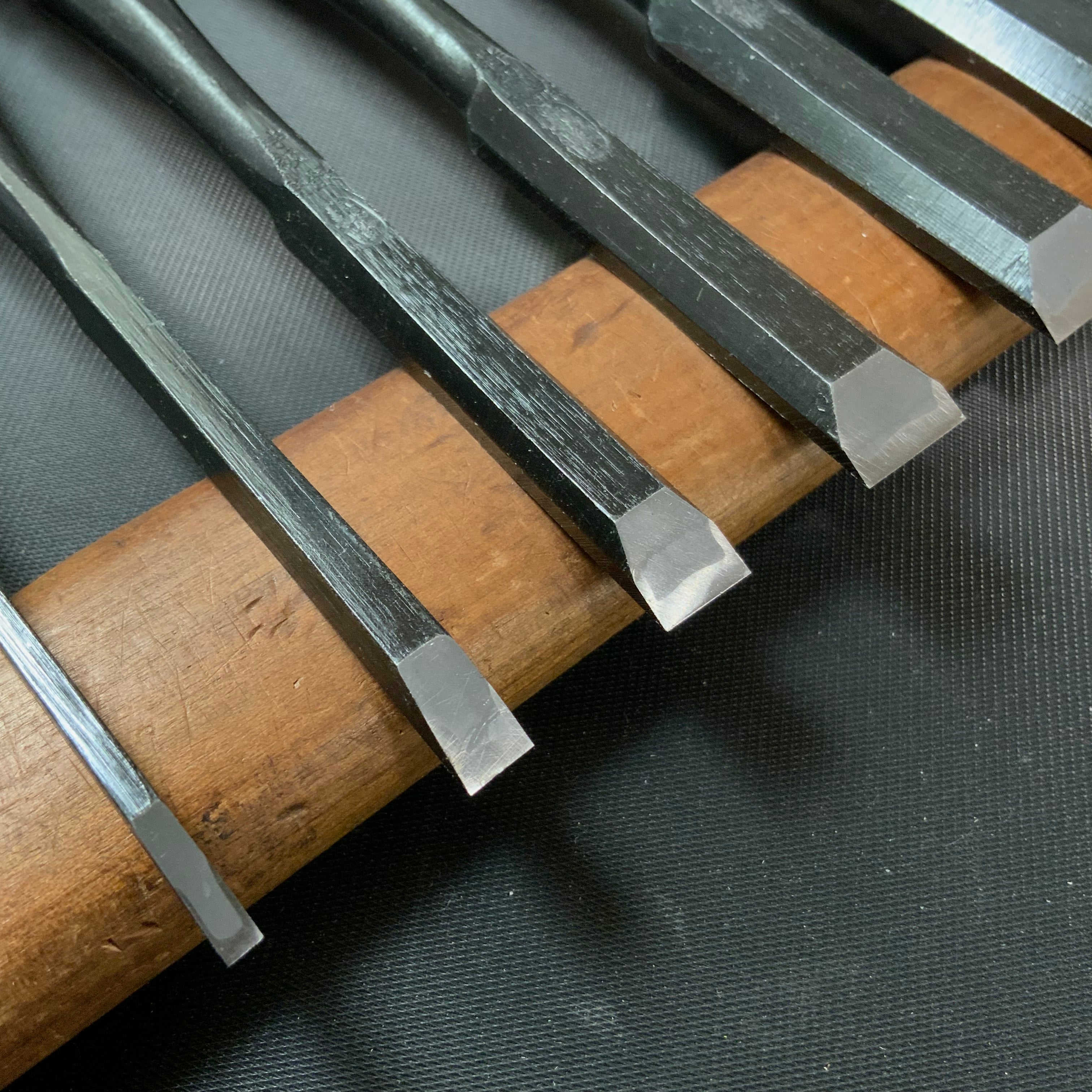 Yoshitaka Bench chisels set (Oirenomi)      /      義隆 追入組鑿  10本組