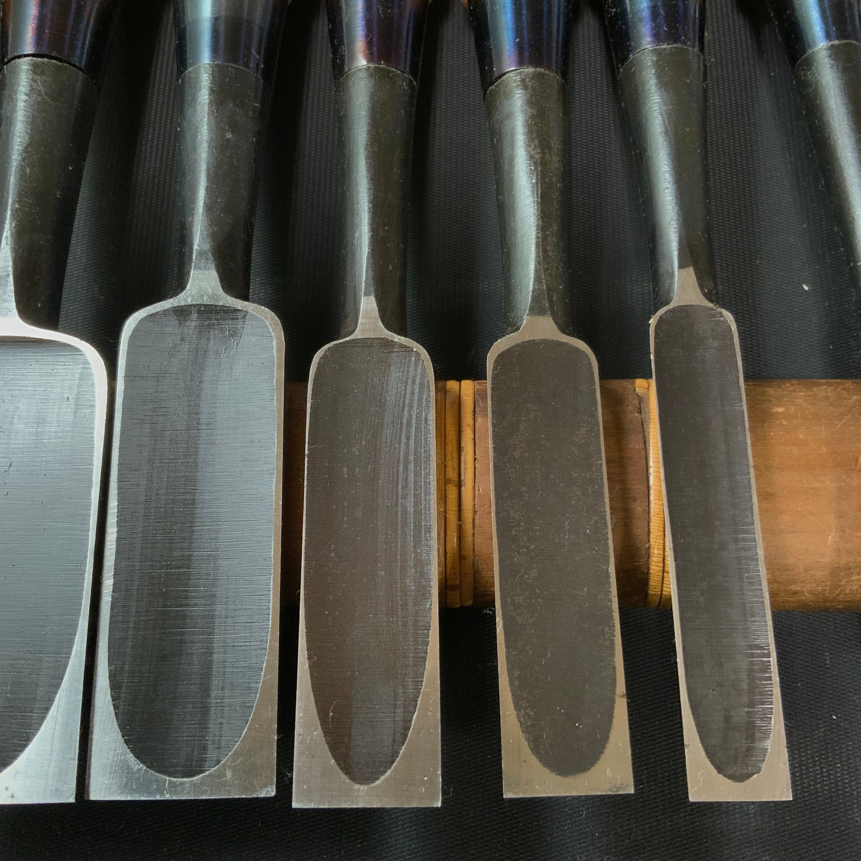 Old stock Koshitaka Bench chisels set  掘出し物 越孝 追入10本組鑿  Oirenomi