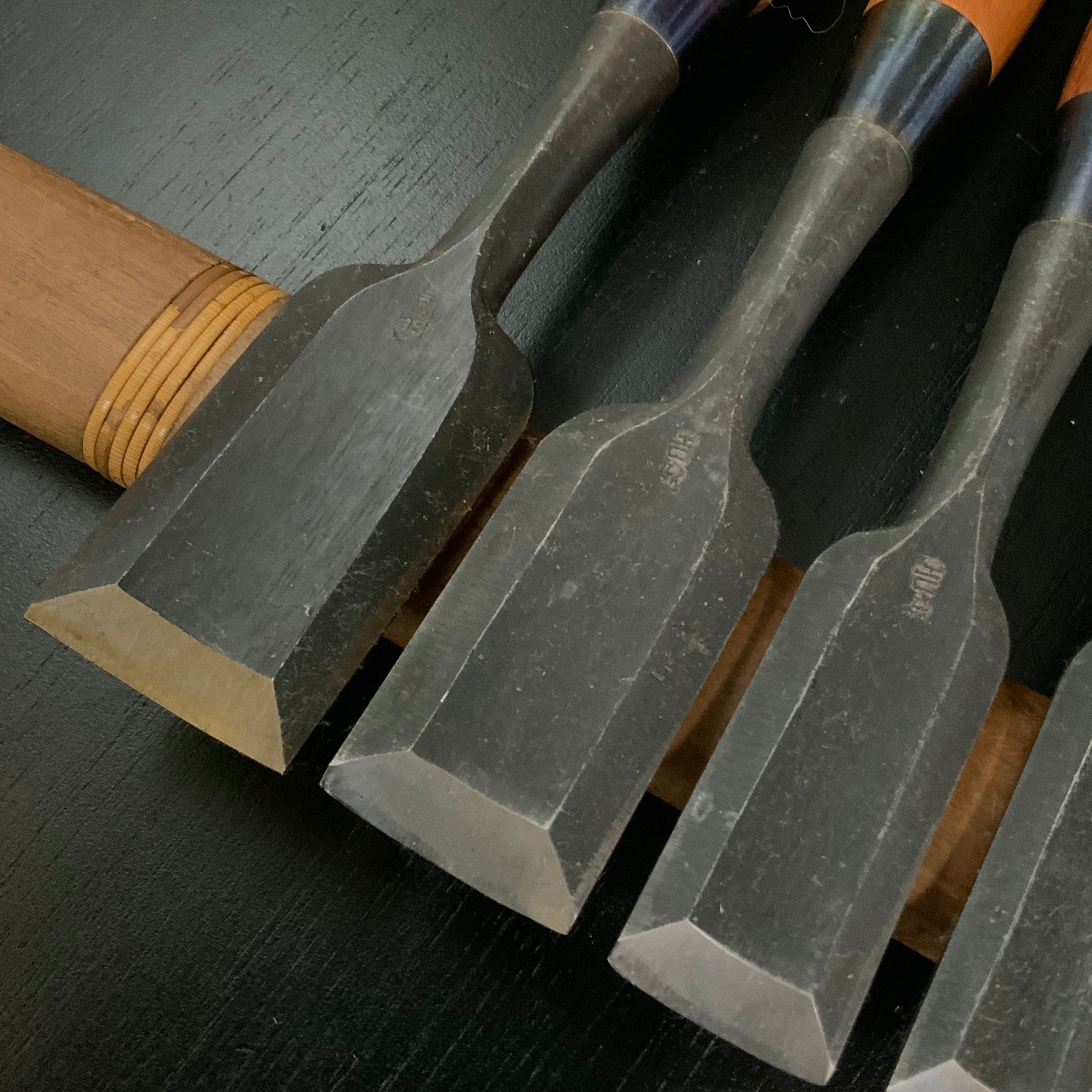 Old stock Yoshihiro Sotomaru Sakihira chisels with white steel 掘出し物  吉弘 外丸先平鑿 白紙鋼 36,30,24,18,15,12mm