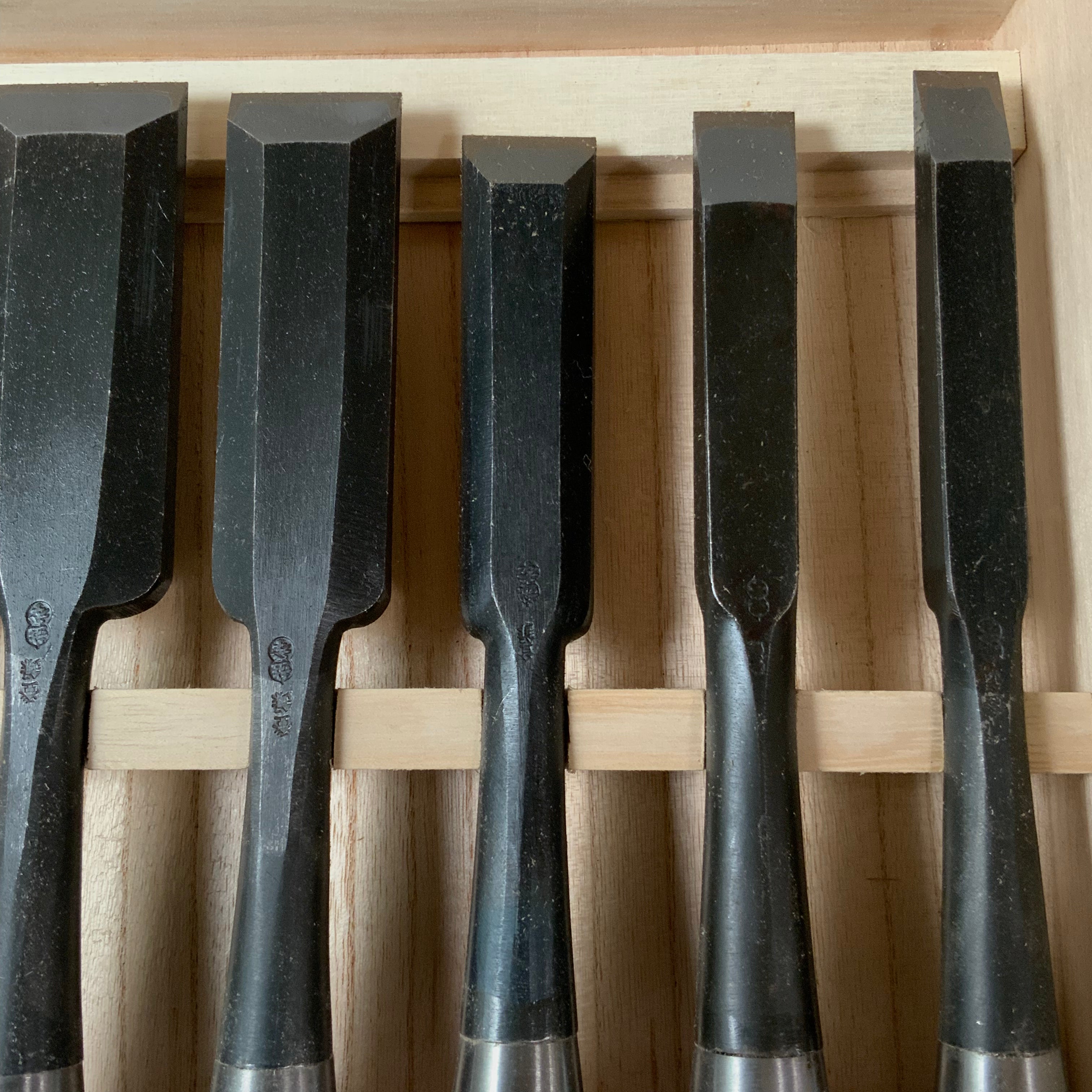 Koshitaka Timber chisels set with White Steel  越孝  厚鑿  七本組  Atsunomi