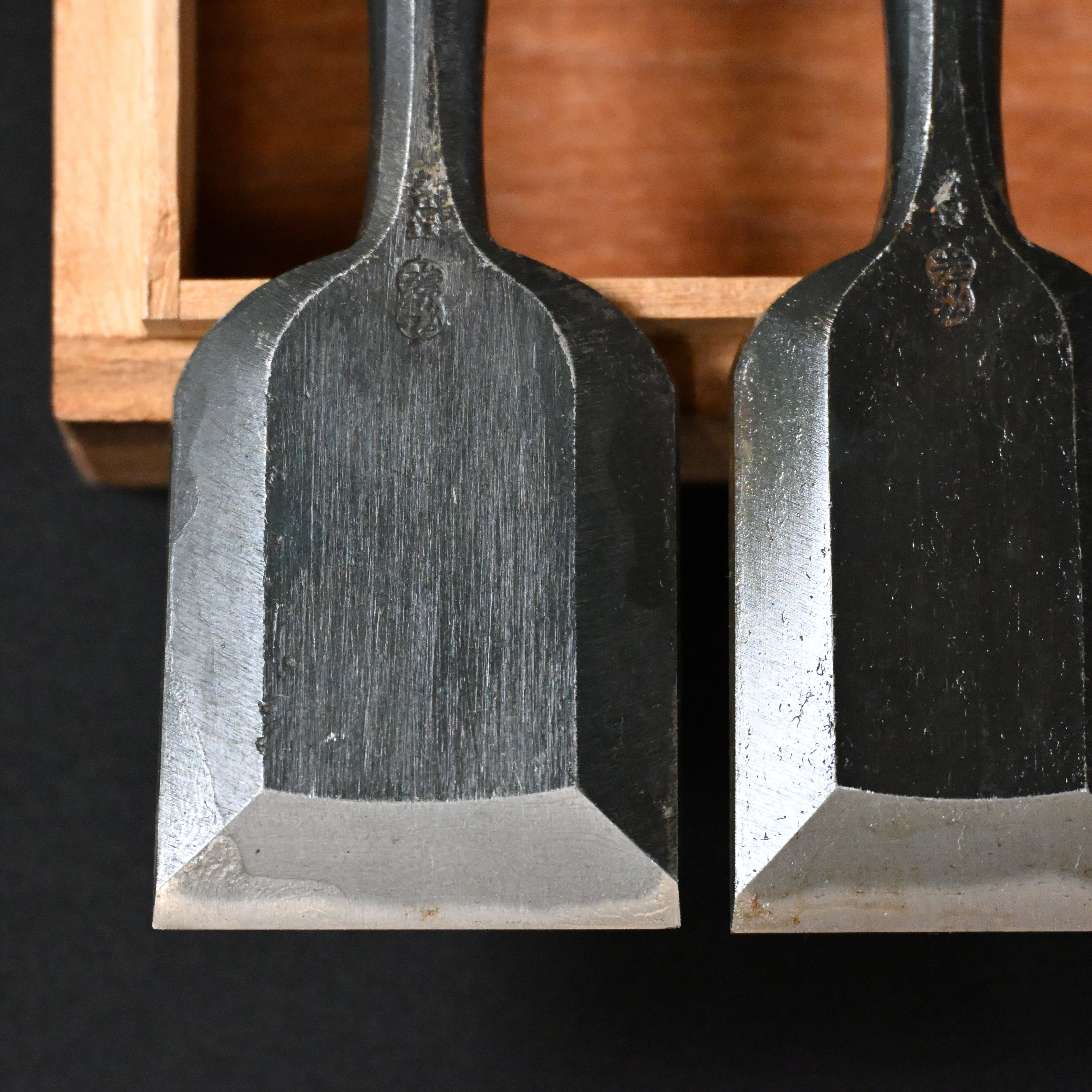 掘出し物 孝弘 面取追入組鑿 赤樫柄 #2    Old Stock Takahiro Bench chisels set