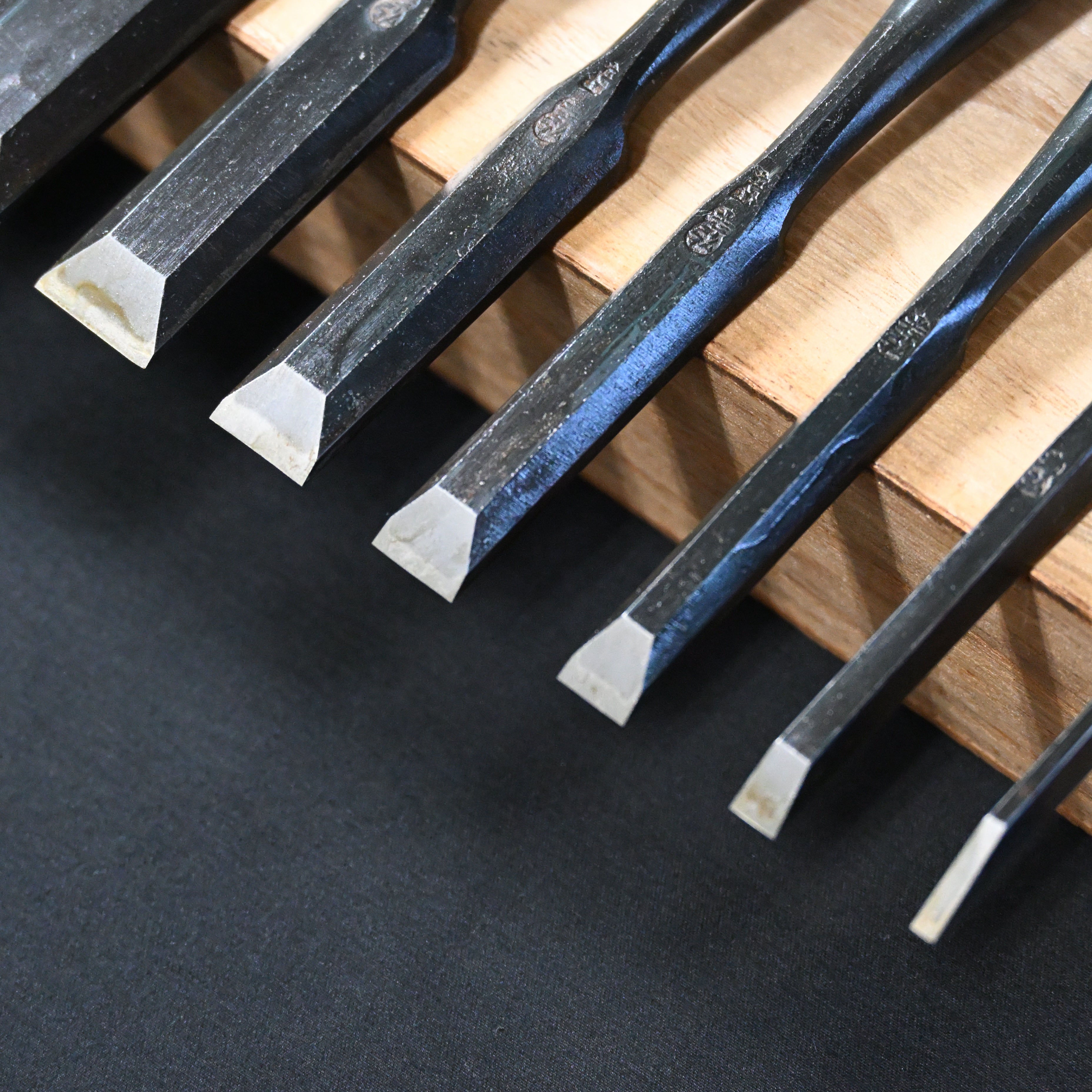 掘出し物 孝弘 面取追入組鑿 赤樫柄 #2 Old Stock Takahiro Bench