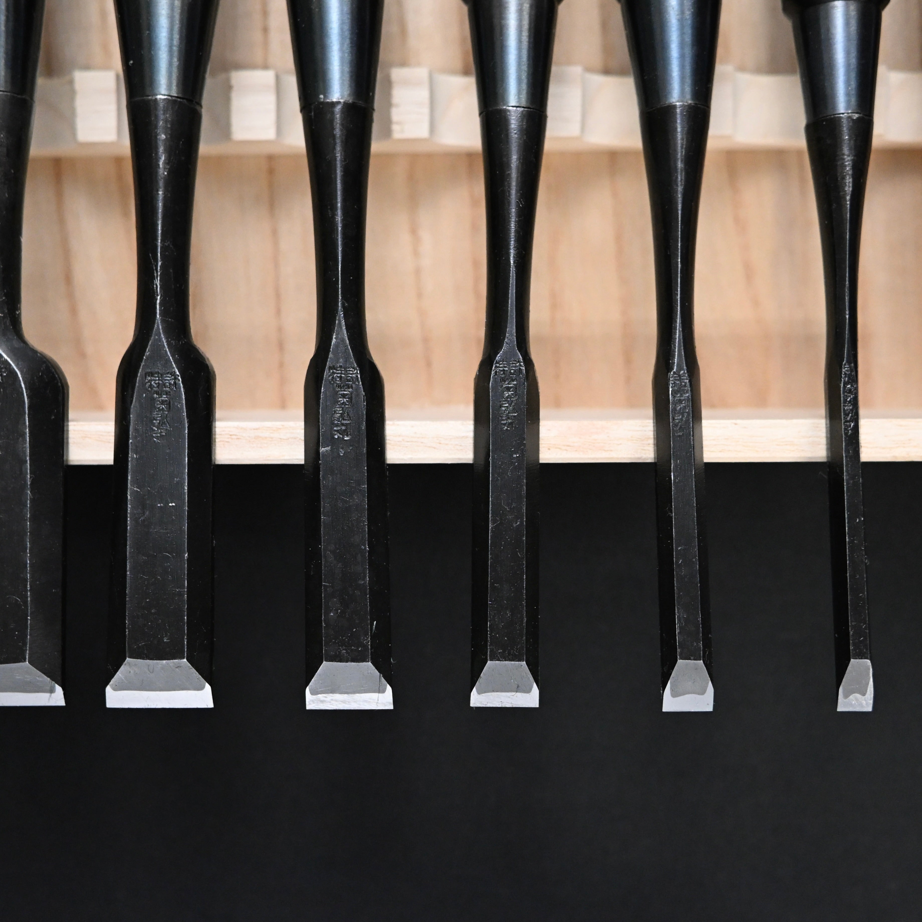 菊弘丸 追入組鑿 黒檀柄入 桐箱付    Kikuhiromaru Bench chisels set Ebony Handle with wooden box