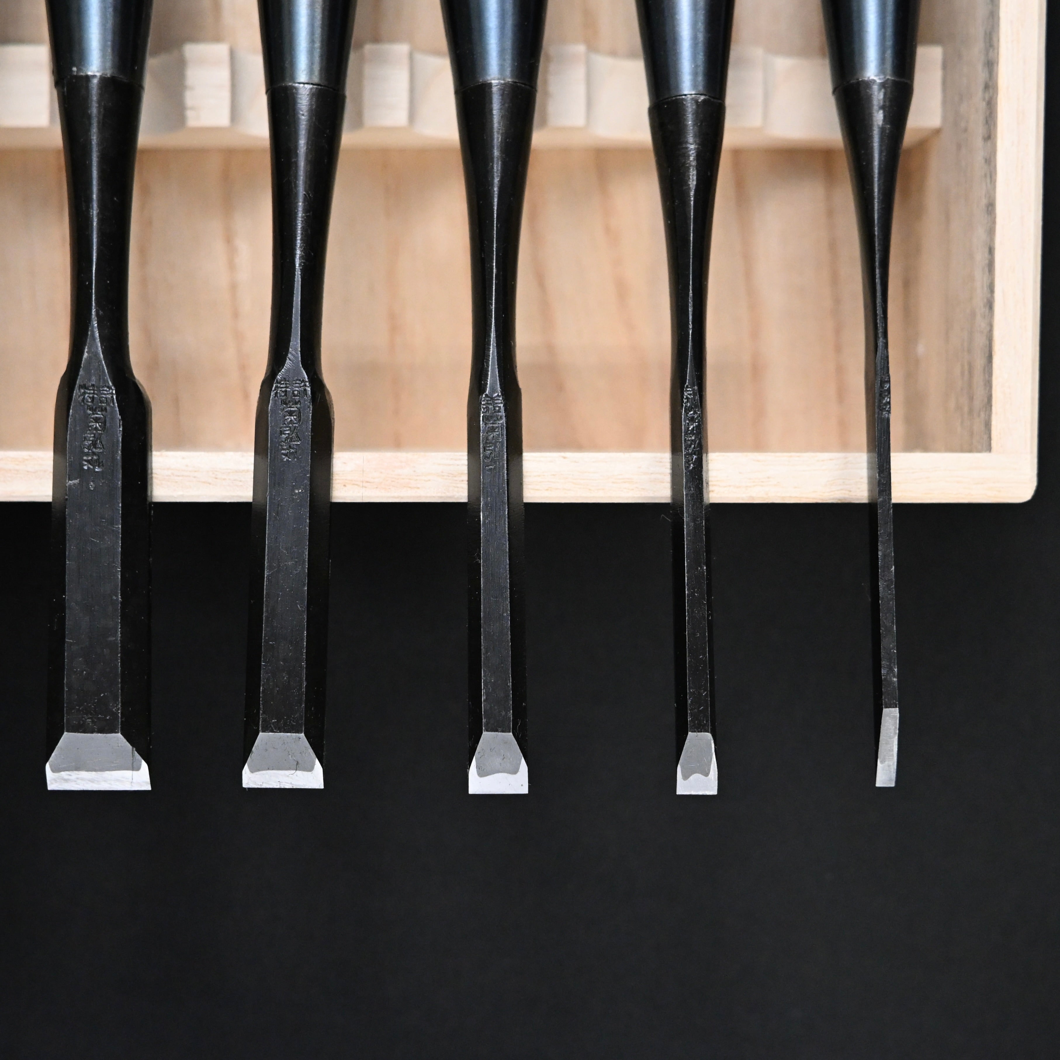 菊弘丸 追入組鑿 黒檀柄入 桐箱付    Kikuhiromaru Bench chisels set Ebony Handle with wooden box