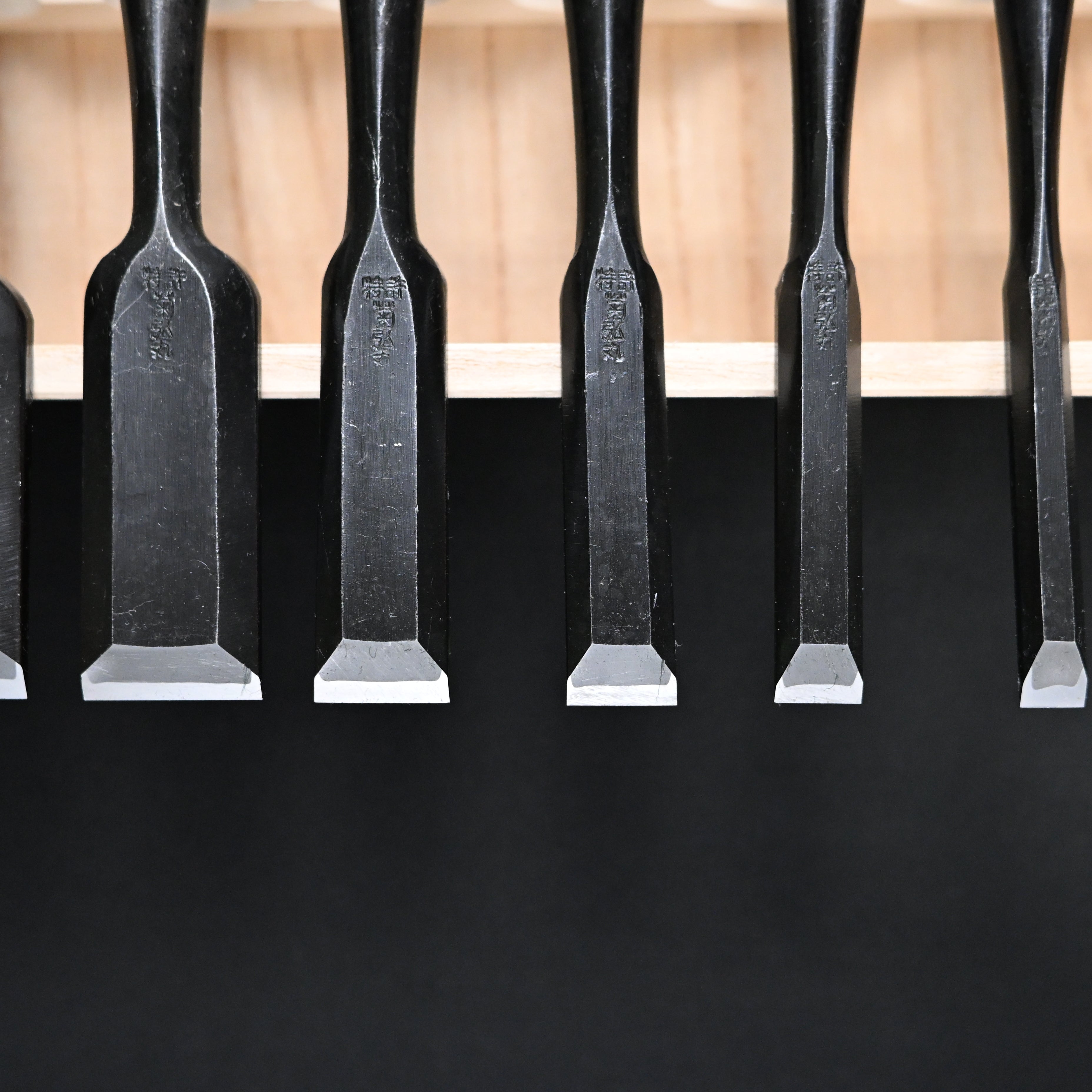 菊弘丸 追入組鑿 黒檀柄入 桐箱付    Kikuhiromaru Bench chisels set Ebony Handle with wooden box