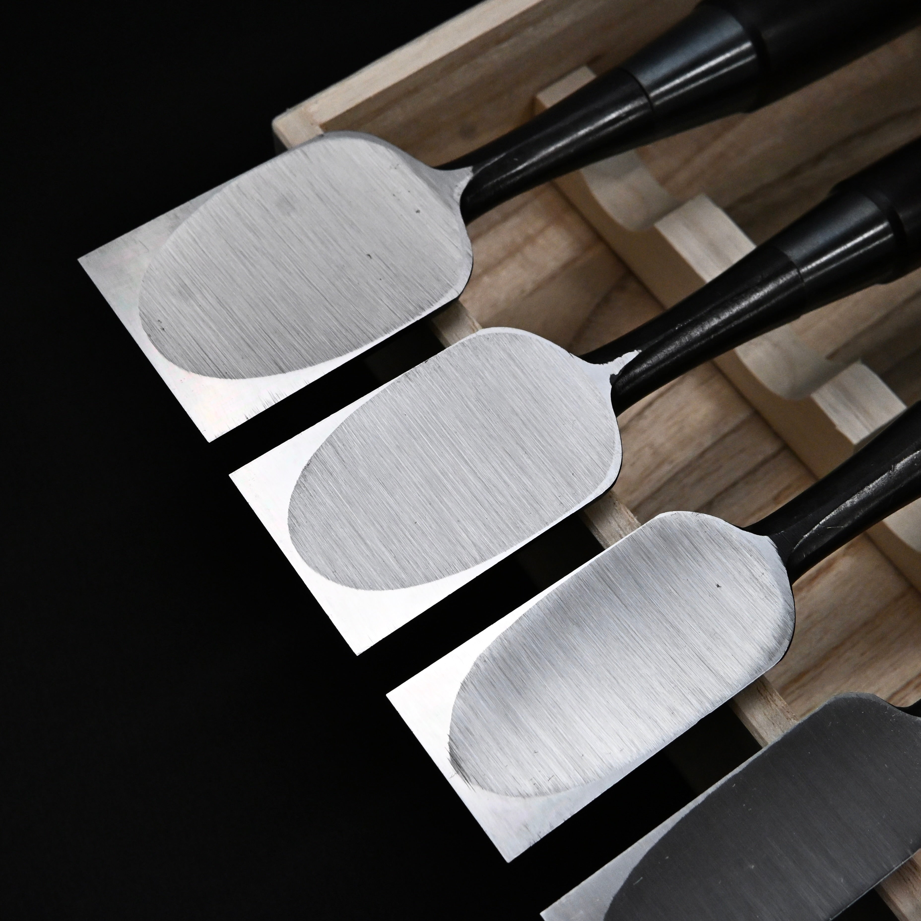 菊弘丸 追入組鑿 黒檀柄入 桐箱付    Kikuhiromaru Bench chisels set Ebony Handle with wooden box